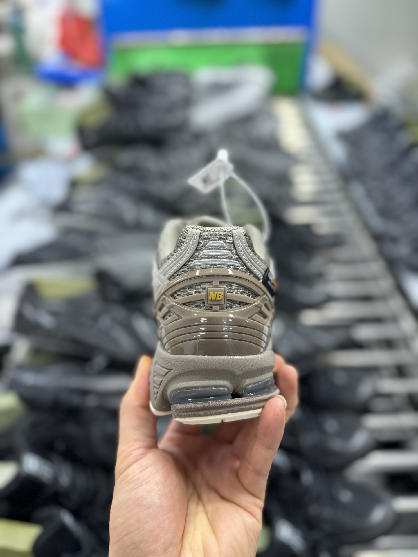 P220New Balance U1906ROB经典灰 NB新百伦潮流复古织物皮革减震防滑耐磨轻便低帮跑步鞋 原档数据独立私模大底 唯一正确六层组合大底 RB前软后硬 百分百还原原鞋脚感 基于市场现有版本全新升级调整 NB市场最强产物 全网最全配色加持 全套原楦原纸板原厂数据开发 全鞋电脑针车加持 原厂网布 原装进口头层翻毛皮料正确绒感卡色 正确中底拉帮中底网布细节 一比一手工擦旧效果 冲裁组合 匠心打造 耗时两个月开发完成 工艺极其复杂难度可想而知 高端零售专供产物 尺码：36 37 37.5 38 38.5 39.5 40 40.5 41.5 42 42.5 43 44 44.5 45 45.5 46.5