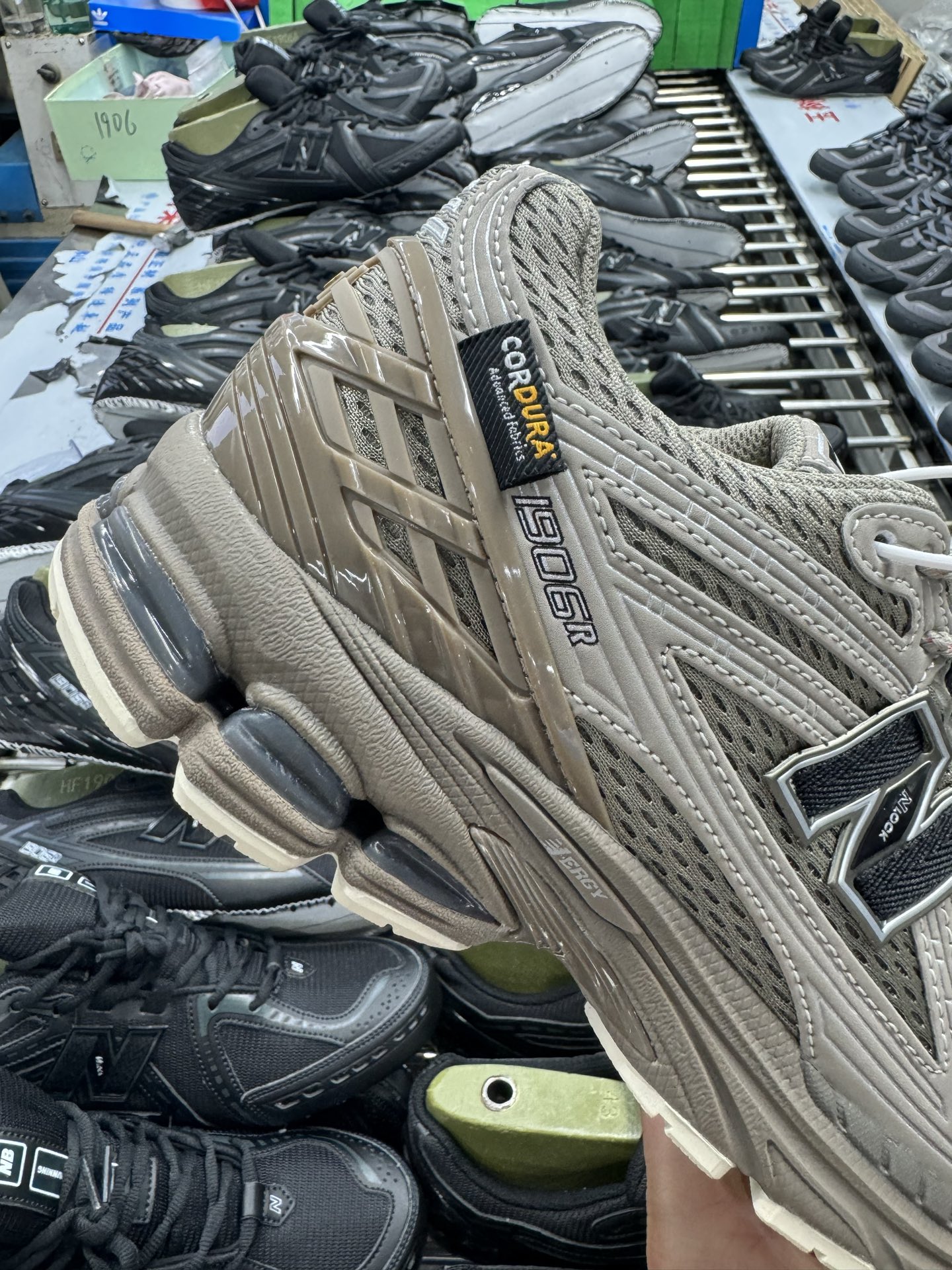 P220New Balance U1906ROB经典灰 NB新百伦潮流复古织物皮革减震防滑耐磨轻便低帮跑步鞋 原档数据独立私模大底 唯一正确六层组合大底 RB前软后硬 百分百还原原鞋脚感 基于市场现有版本全新升级调整 NB市场最强产物 全网最全配色加持 全套原楦原纸板原厂数据开发 全鞋电脑针车加持 原厂网布 原装进口头层翻毛皮料正确绒感卡色 正确中底拉帮中底网布细节 一比一手工擦旧效果 冲裁组合 匠心打造 耗时两个月开发完成 工艺极其复杂难度可想而知 高端零售专供产物 尺码：36 37 37.5 38 38.5 39.5 40 40.5 41.5 42 42.5 43 44 44.5 45 45.5 46.5