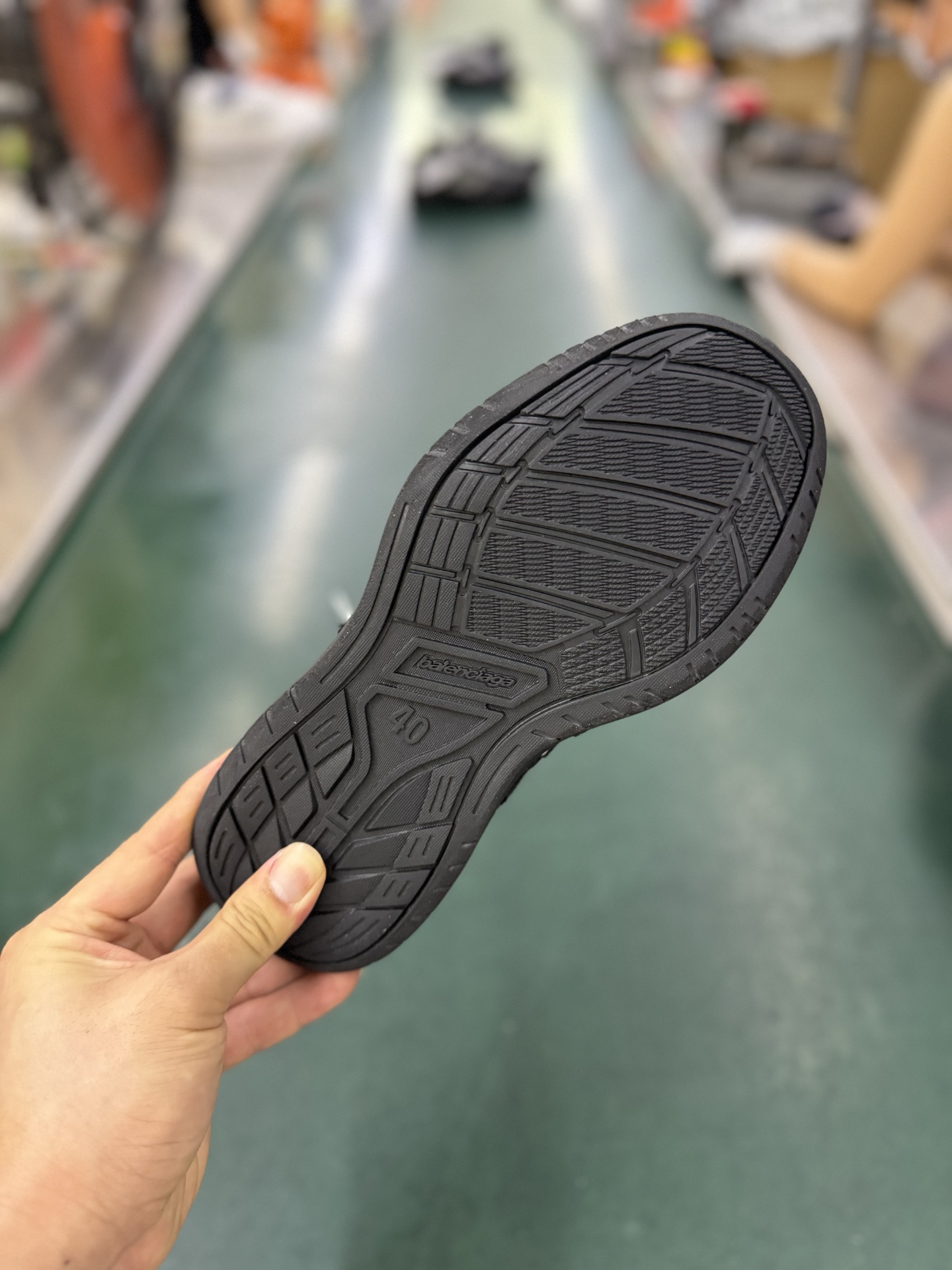 VG巴黎世家 18代黑色 Balenciaga Hamptons Worn-Out 板鞋-莆田鞋,莆田鞋货源,高仿鞋,高仿鞋货源,安福档口,莆田高仿鞋,莆田鞋批发,高仿鞋批发,莆田高仿运动鞋,高仿运动鞋,莆田运动鞋 VG巴黎世家 18代黑色 Balenciaga Hamptons Worn-Out 板鞋