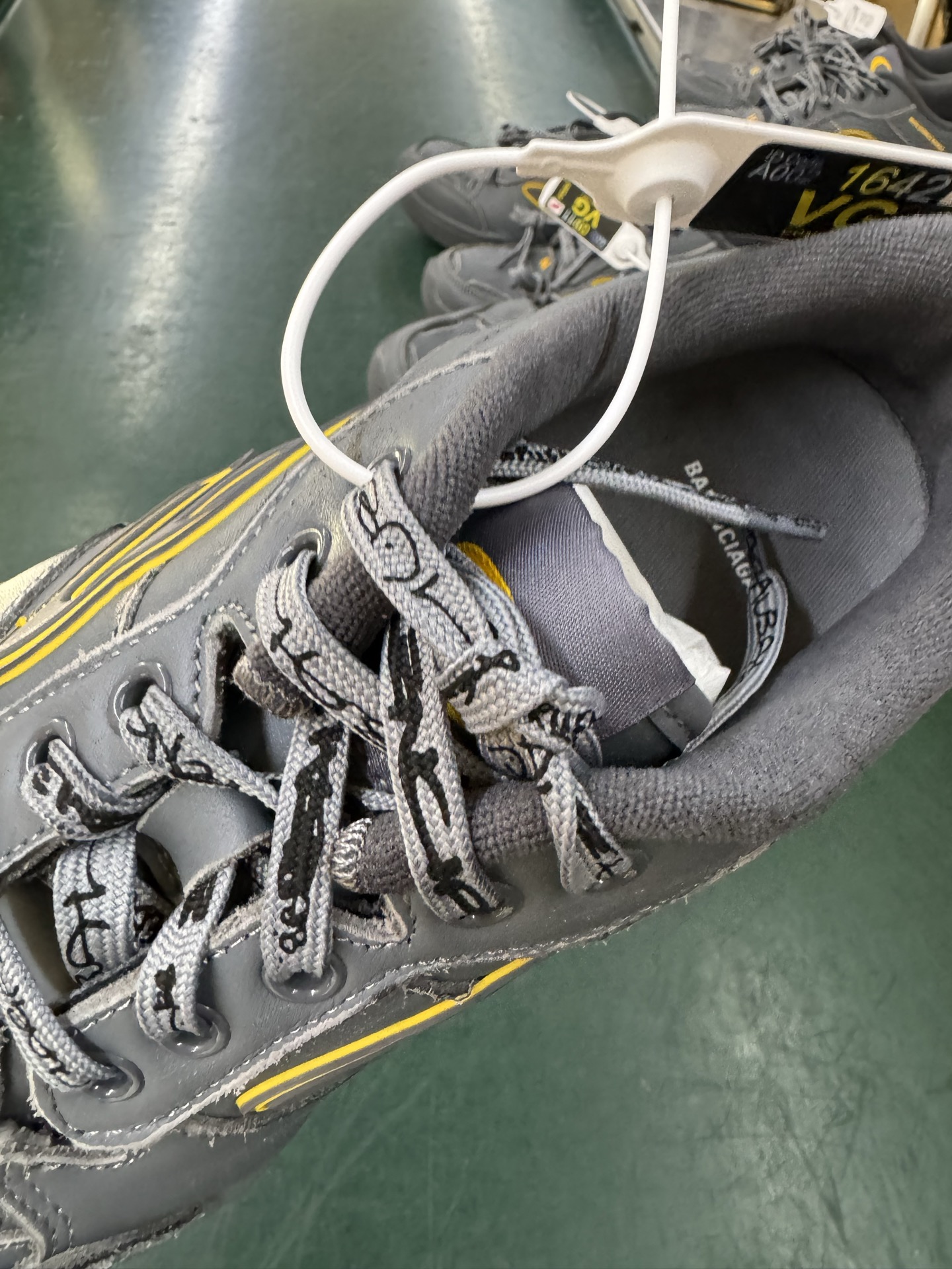 VG版本Balenciaga Hamptons Worn-Out 巴黎世家十八18代 涤纶(聚酯纤维)牛皮革 圆头系带 低帮 生活休闲鞋板鞋-莆田鞋,莆田鞋货源,高仿鞋,高仿鞋货源,安福档口,莆田高仿鞋,莆田鞋批发,高仿鞋批发,莆田高仿运动鞋,高仿运动鞋,莆田运动鞋 VG版本Balenciaga Hamptons Worn-Out 巴黎世家十八18代 涤纶(聚酯纤维)牛皮革 圆头系带 低帮 生活休闲鞋板鞋