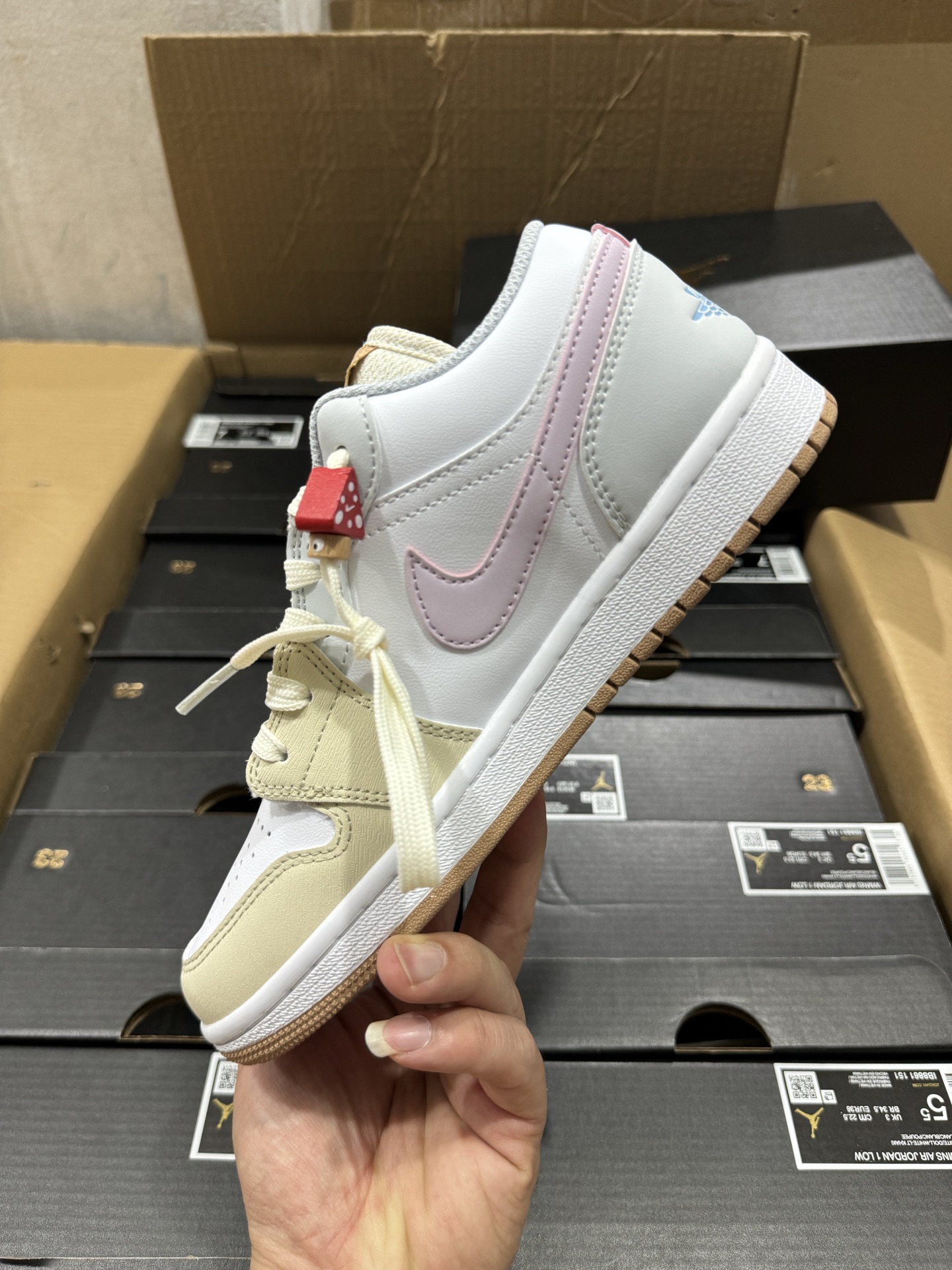 P160VT版本Air Jordan 1 Low AJ1 乔1低帮休闲板鞋 米黄粉 植物刺绣 IB8861-151