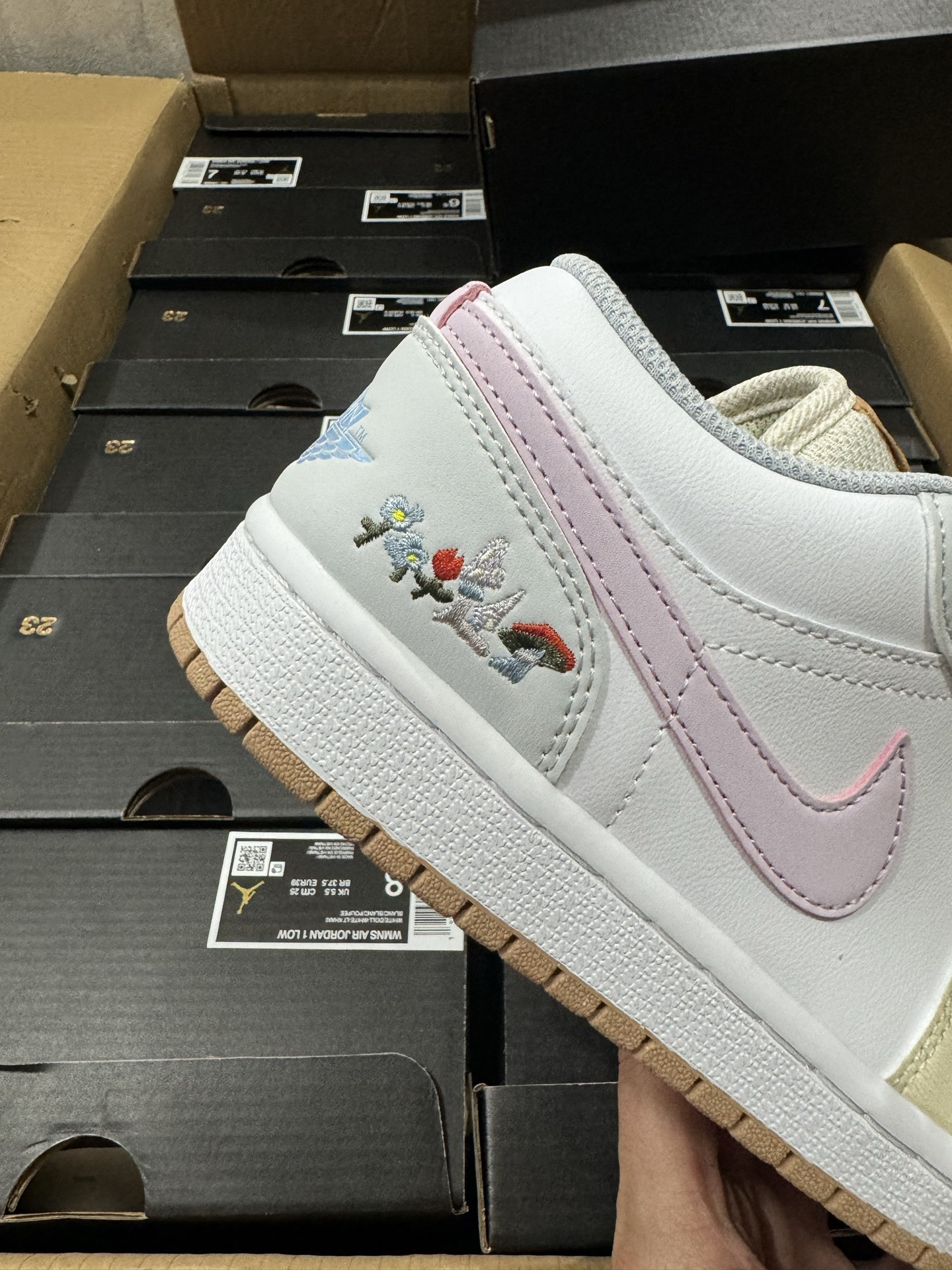P160VT版本Air Jordan 1 Low AJ1 乔1低帮休闲板鞋 米黄粉 植物刺绣 IB8861-151