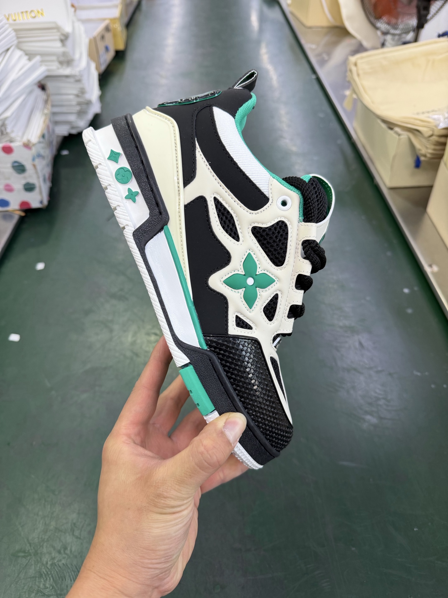 P250💰路易威登/Louis Vuitton  LV路易威登板鞋      
新款 LV Trainer最新配色运动鞋  L家 篮球鞋风格运动鞋   该鞋由艺术总监 VIRGIL ABLOH设计 垫脚聚米微料加透气英伦网布
尺码：36-46