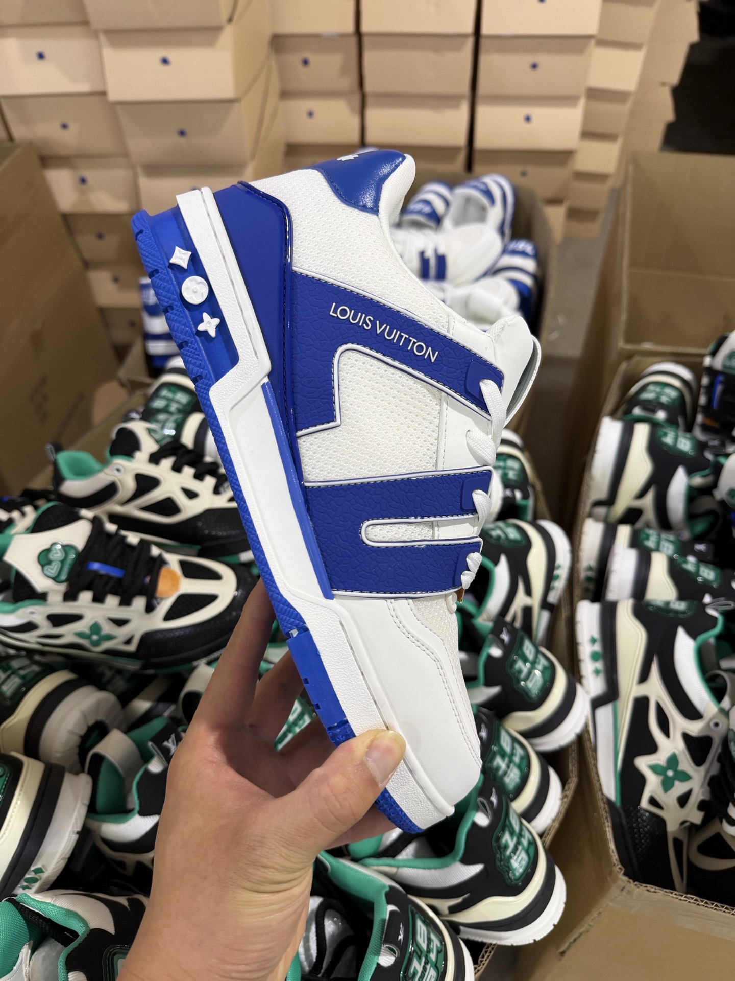 P220💰路易威登/Louis Vuitton  LV路易威登板鞋      
新款 LV Trainer最新配色运动鞋  L家 篮球鞋风格运动鞋   该鞋由艺术总监 VIRGIL ABLOH设计 垫脚聚米微料加透气英伦网布
尺码：36-46