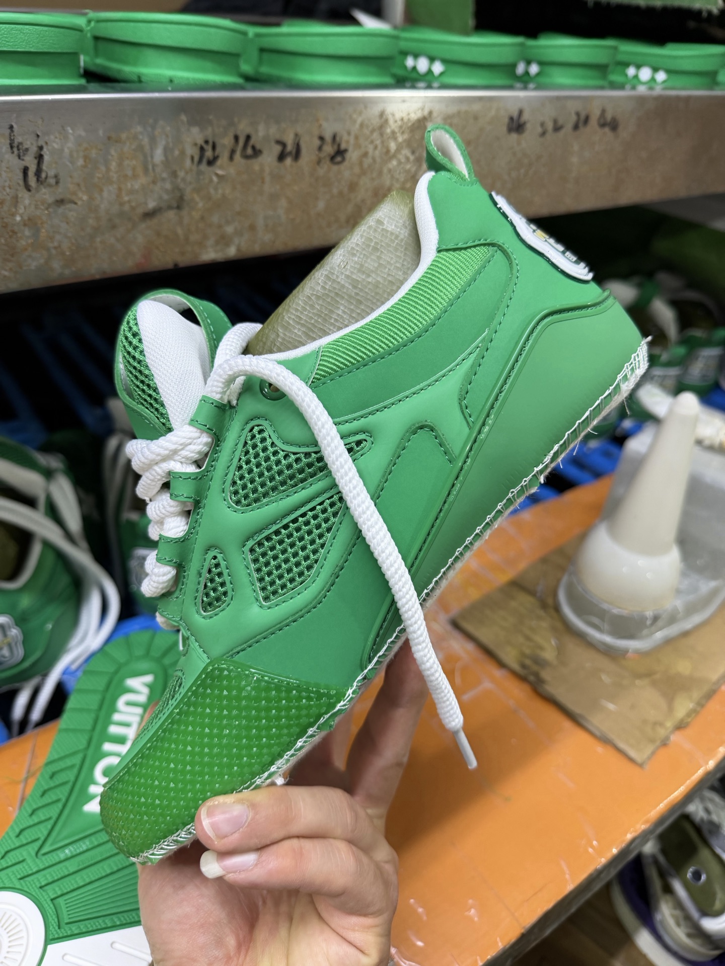 P250💰路易威登/Louis Vuitton  LV路易威登板鞋      
新款 LV Trainer最新配色运动鞋  L家 篮球鞋风格运动鞋   该鞋由艺术总监 VIRGIL ABLOH设计 垫脚聚米微料加透气英伦网布
尺码：36-46