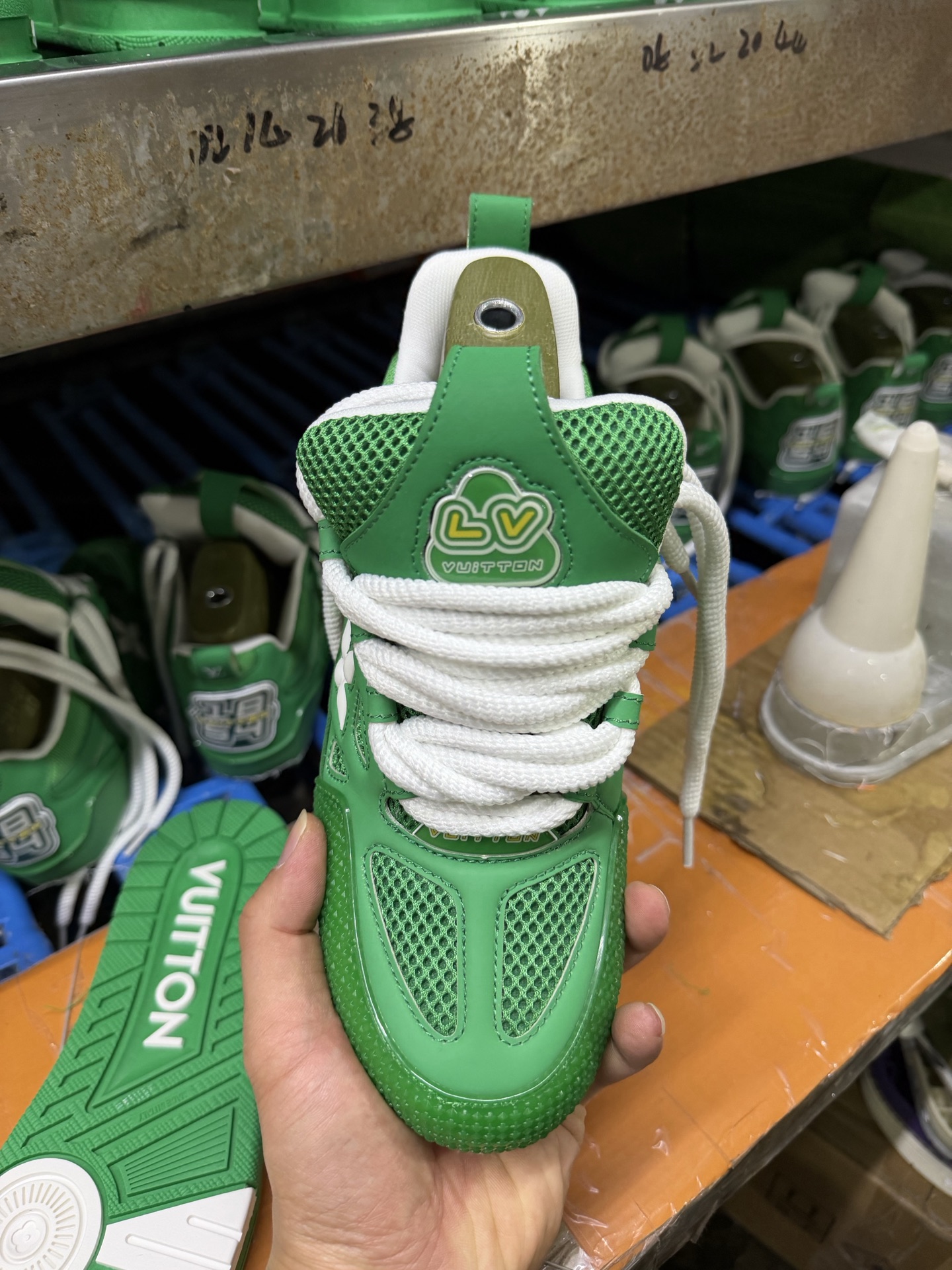 P250💰路易威登/Louis Vuitton  LV路易威登板鞋      
新款 LV Trainer最新配色运动鞋  L家 篮球鞋风格运动鞋   该鞋由艺术总监 VIRGIL ABLOH设计 垫脚聚米微料加透气英伦网布
尺码：36-46