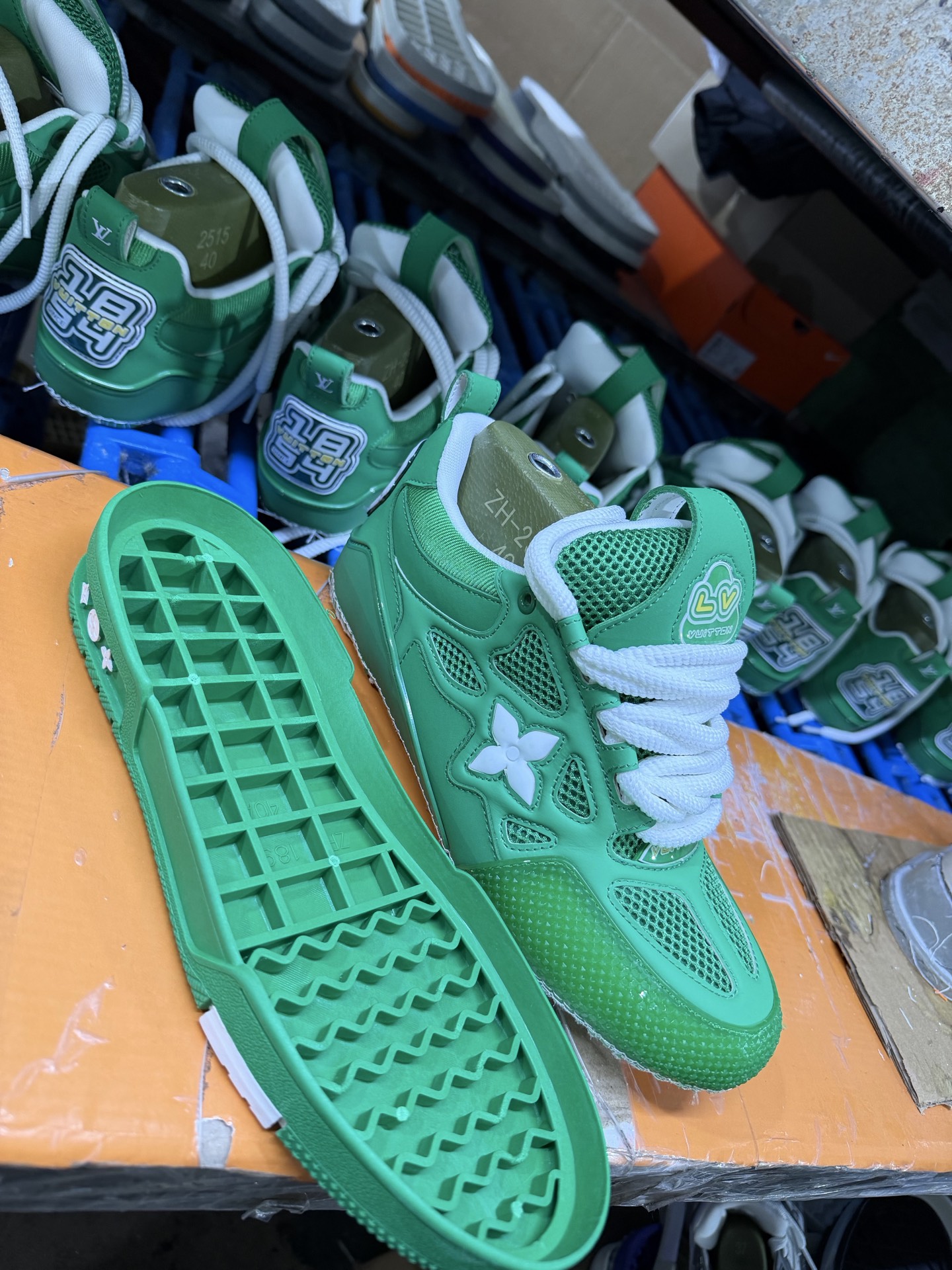 P250💰路易威登/Louis Vuitton  LV路易威登板鞋      
新款 LV Trainer最新配色运动鞋  L家 篮球鞋风格运动鞋   该鞋由艺术总监 VIRGIL ABLOH设计 垫脚聚米微料加透气英伦网布
尺码：36-46