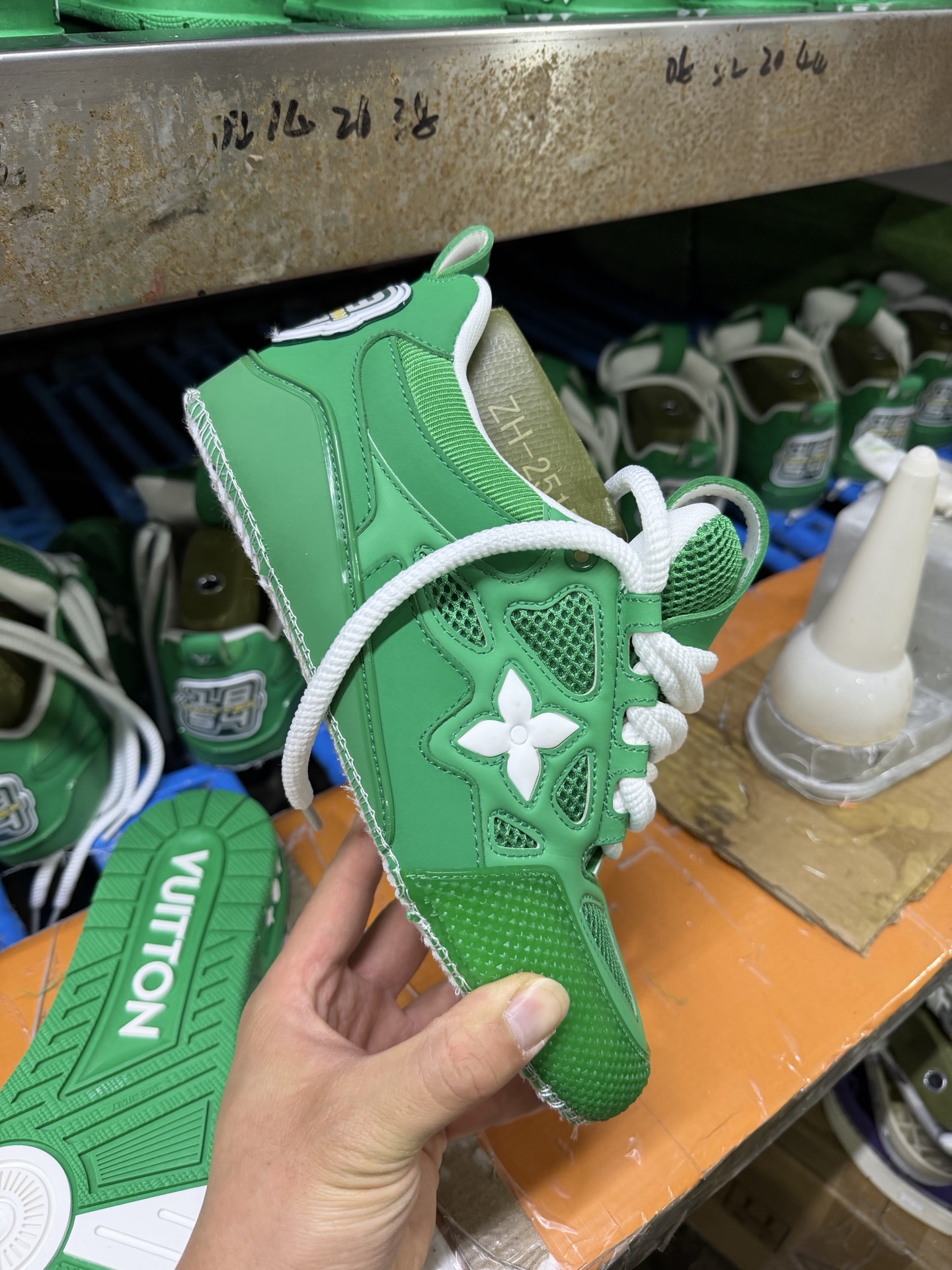 P250💰路易威登/Louis Vuitton  LV路易威登板鞋      
新款 LV Trainer最新配色运动鞋  L家 篮球鞋风格运动鞋   该鞋由艺术总监 VIRGIL ABLOH设计 垫脚聚米微料加透气英伦网布
尺码：36-46