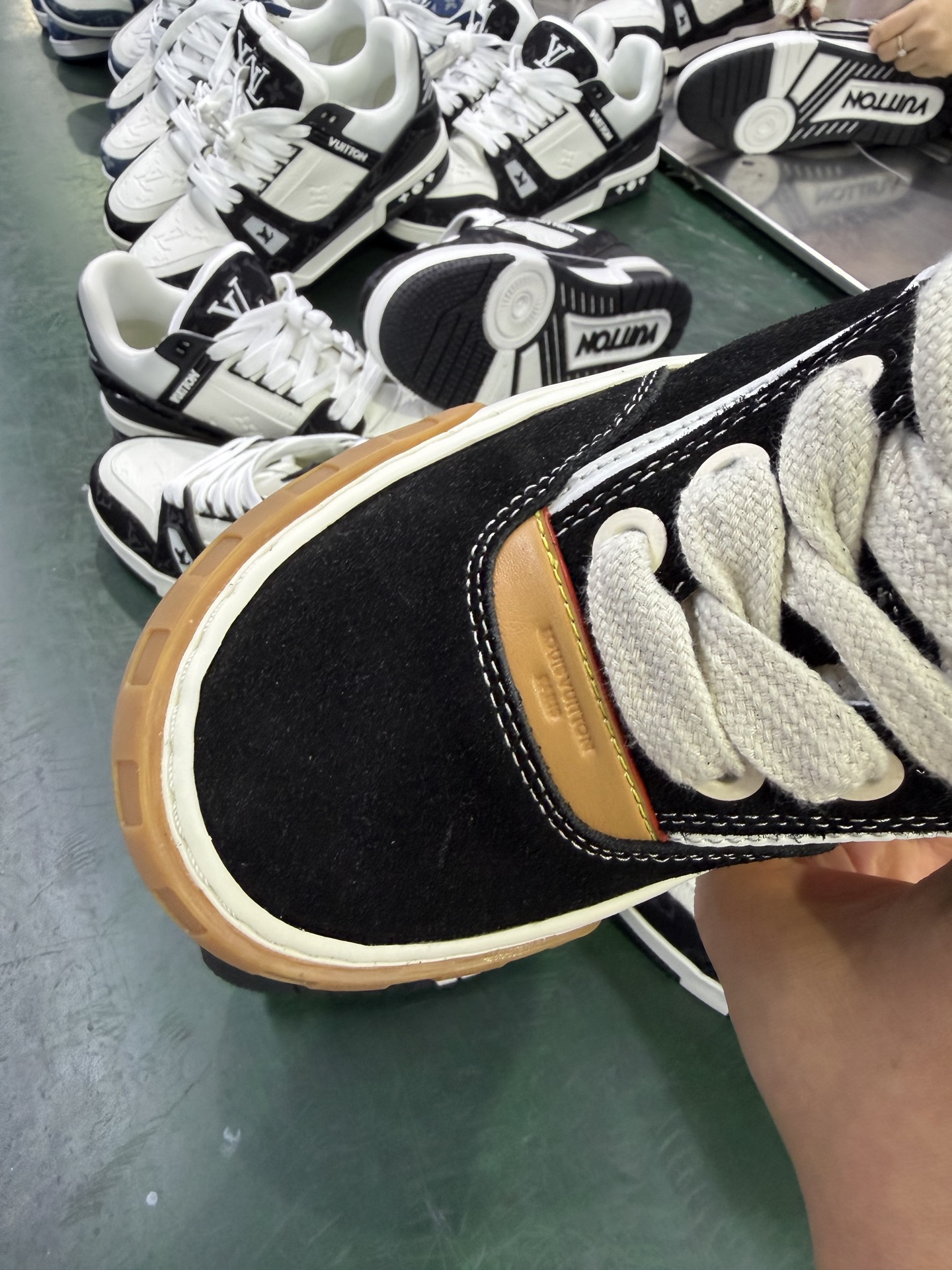 P260LV 路易威登LOUIS VUITTON Tilted Low Sneakers 倾斜系列低帮复古休闲运动文化百搭板鞋-Chinese UA Cheap High Quatity Brand Clothes Bags handbags Sneakers wholesale wholesaler seller from China Factory suppliers Fashion Clothing Shoes best Quality Beautiful Price P260LV 路易威登LOUIS VUITTON Tilted Low Sneakers 倾斜系列低帮复古休闲运动文化百搭板鞋