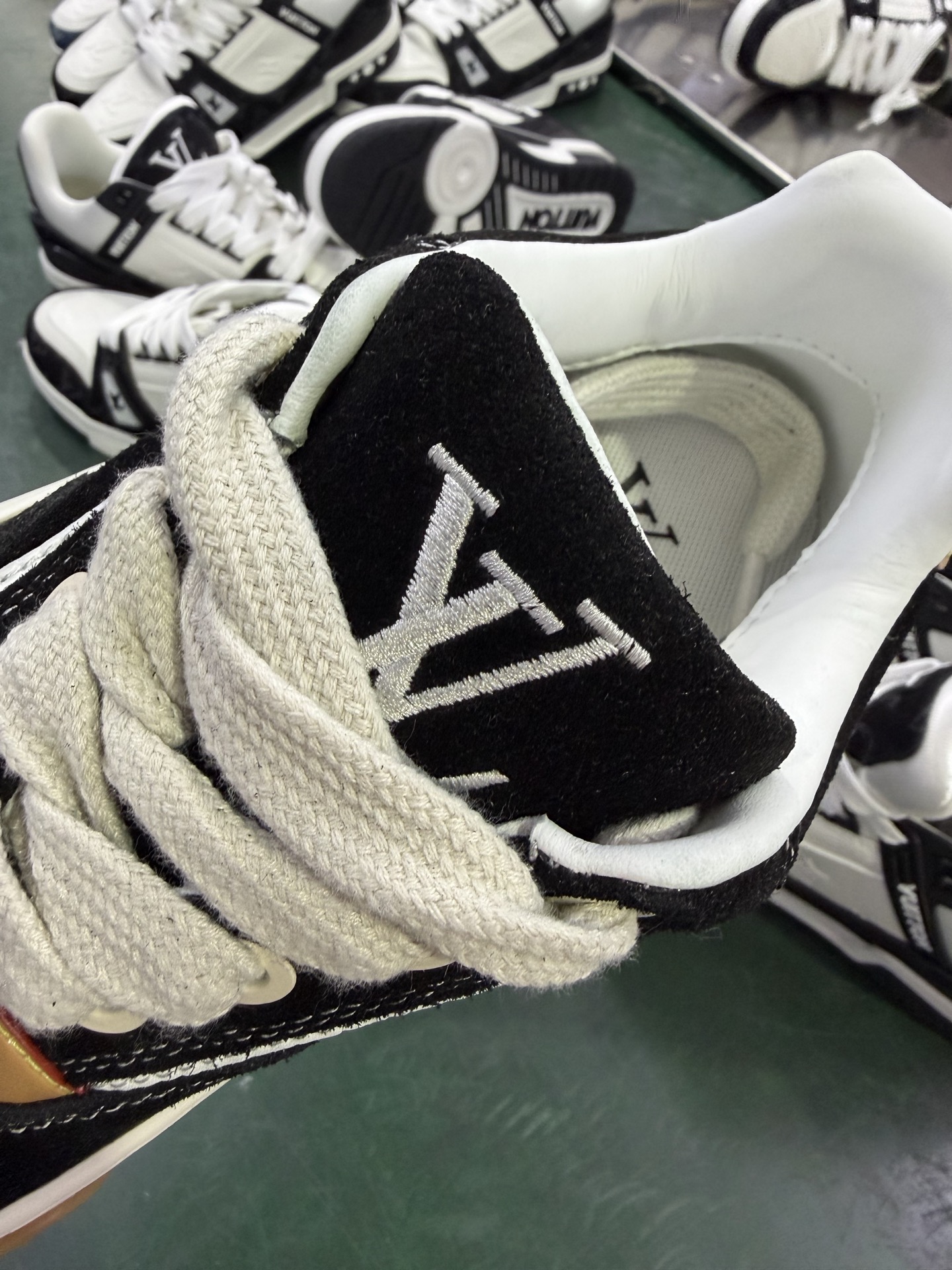 P260LV 路易威登LOUIS VUITTON Tilted Low Sneakers 倾斜系列低帮复古休闲运动文化百搭板鞋-Chinese UA Cheap High Quatity Brand Clothes Bags handbags Sneakers wholesale wholesaler seller from China Factory suppliers Fashion Clothing Shoes best Quality Beautiful Price P260LV 路易威登LOUIS VUITTON Tilted Low Sneakers 倾斜系列低帮复古休闲运动文化百搭板鞋