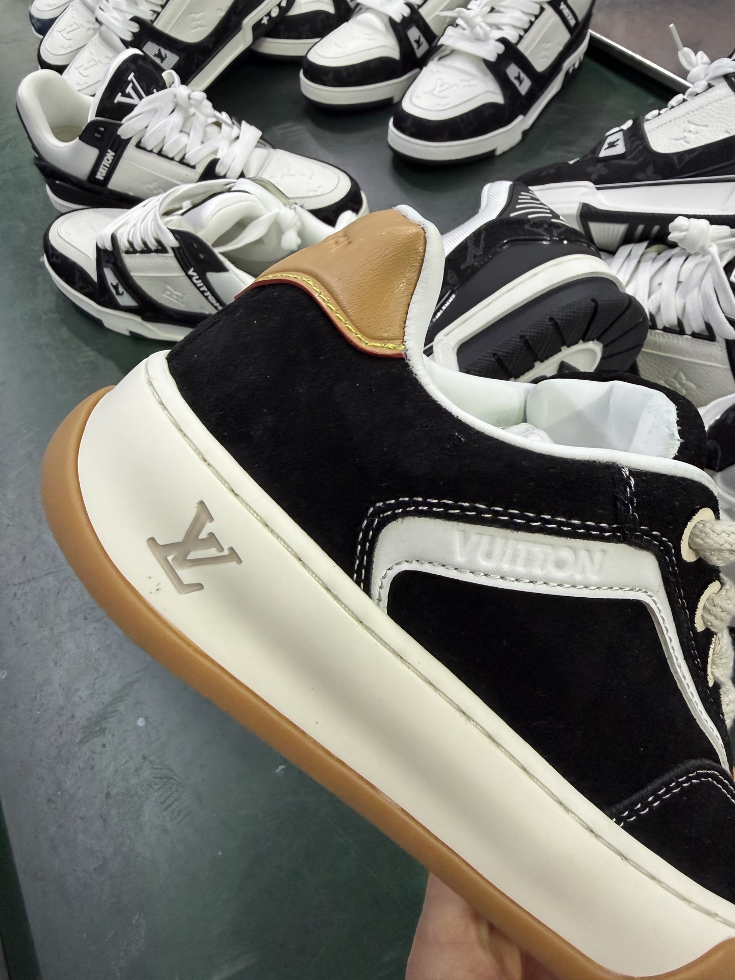 P260LV 路易威登LOUIS VUITTON Tilted Low Sneakers 倾斜系列低帮复古休闲运动文化百搭板鞋-Chinese UA Cheap High Quatity Brand Clothes Bags handbags Sneakers wholesale wholesaler seller from China Factory suppliers Fashion Clothing Shoes best Quality Beautiful Price P260LV 路易威登LOUIS VUITTON Tilted Low Sneakers 倾斜系列低帮复古休闲运动文化百搭板鞋