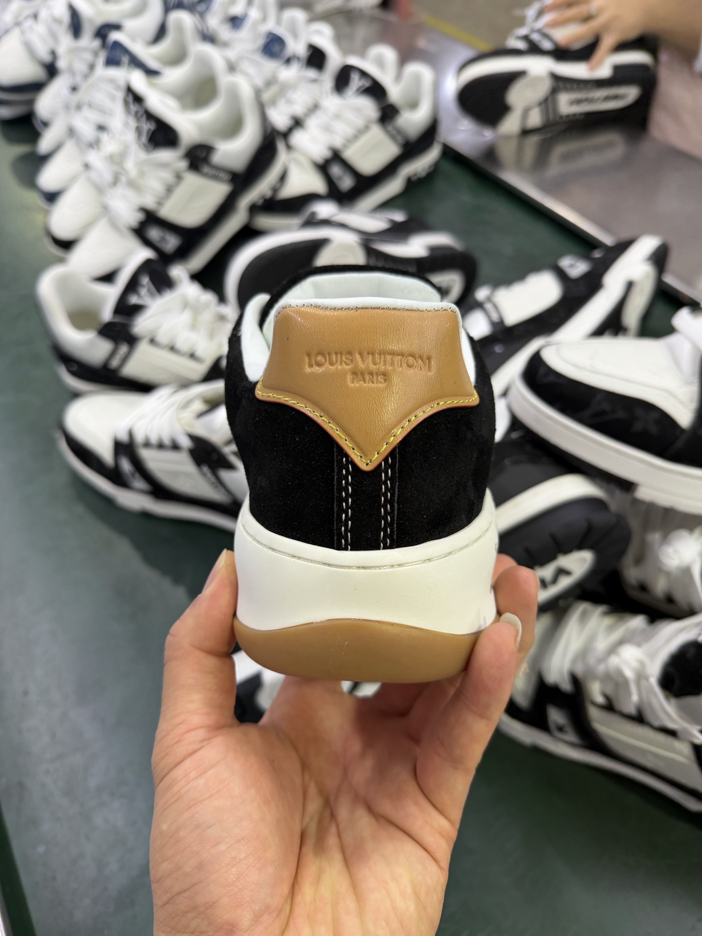 P260LV 路易威登LOUIS VUITTON Tilted Low Sneakers 倾斜系列低帮复古休闲运动文化百搭板鞋-Chinese UA Cheap High Quatity Brand Clothes Bags handbags Sneakers wholesale wholesaler seller from China Factory suppliers Fashion Clothing Shoes best Quality Beautiful Price P260LV 路易威登LOUIS VUITTON Tilted Low Sneakers 倾斜系列低帮复古休闲运动文化百搭板鞋