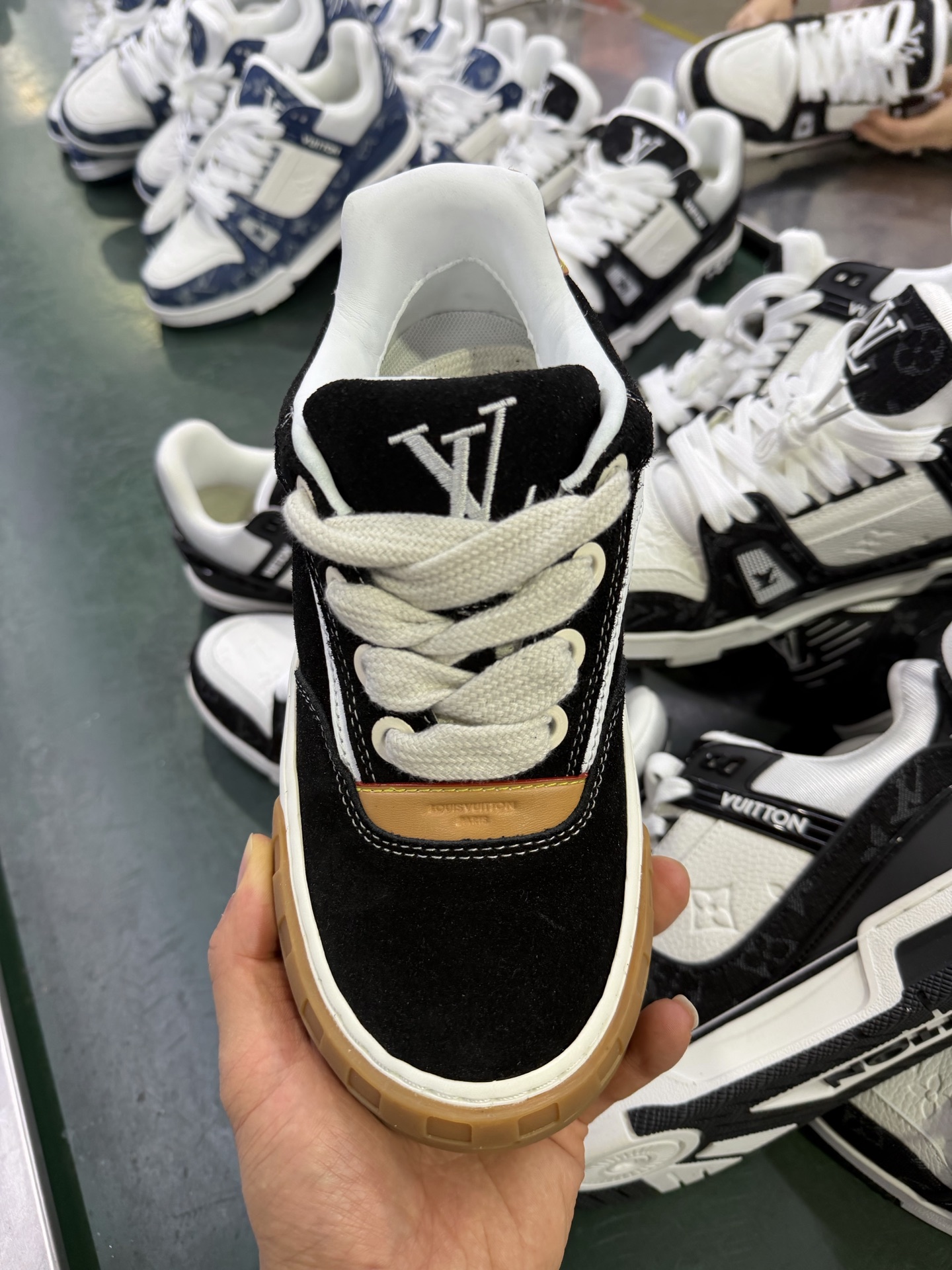 P260LV 路易威登LOUIS VUITTON Tilted Low Sneakers 倾斜系列低帮复古休闲运动文化百搭板鞋-Chinese UA Cheap High Quatity Brand Clothes Bags handbags Sneakers wholesale wholesaler seller from China Factory suppliers Fashion Clothing Shoes best Quality Beautiful Price P260LV 路易威登LOUIS VUITTON Tilted Low Sneakers 倾斜系列低帮复古休闲运动文化百搭板鞋