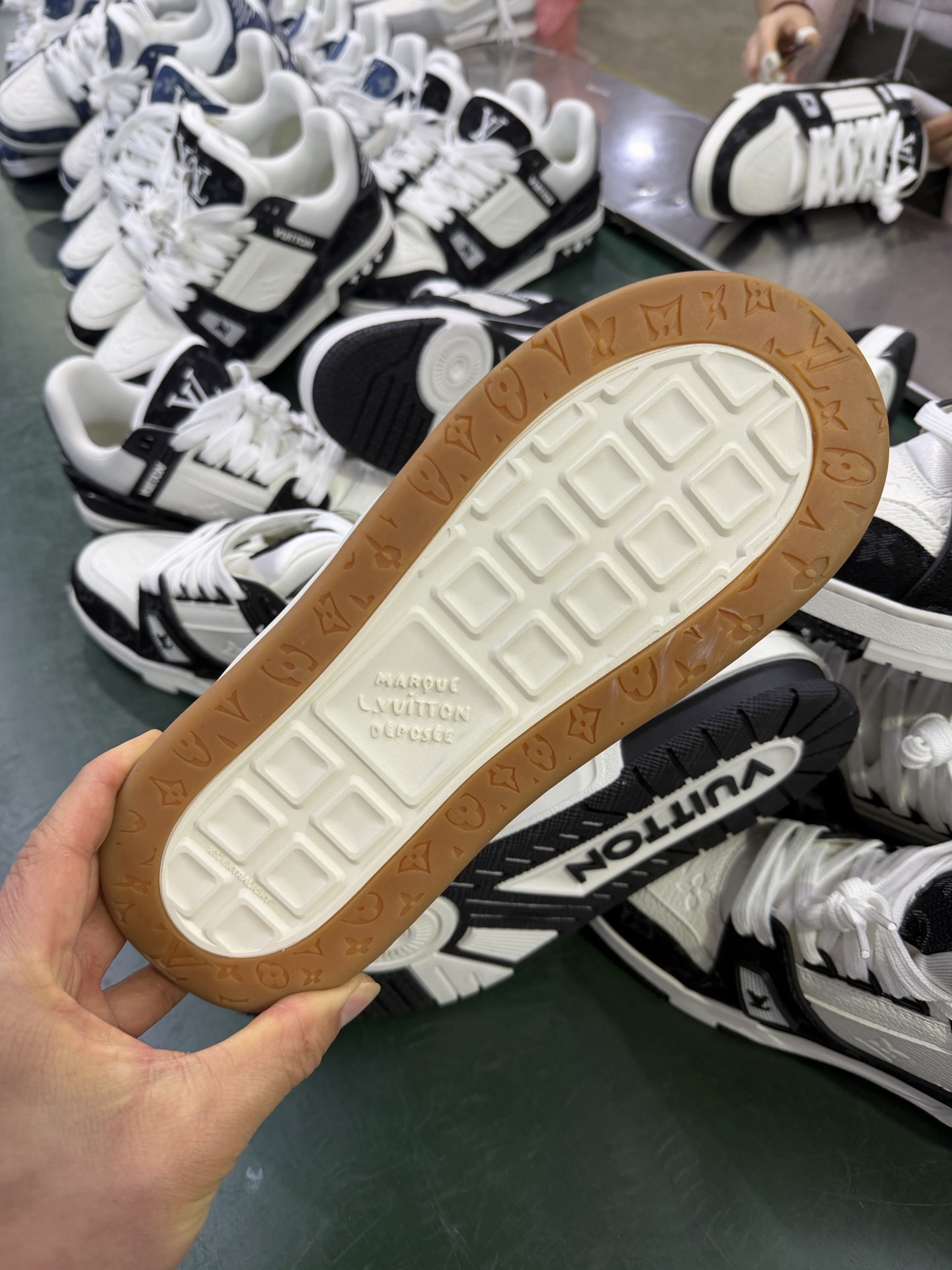 P260LV 路易威登LOUIS VUITTON Tilted Low Sneakers 倾斜系列低帮复古休闲运动文化百搭板鞋-Chinese UA Cheap High Quatity Brand Clothes Bags handbags Sneakers wholesale wholesaler seller from China Factory suppliers Fashion Clothing Shoes best Quality Beautiful Price P260LV 路易威登LOUIS VUITTON Tilted Low Sneakers 倾斜系列低帮复古休闲运动文化百搭板鞋
