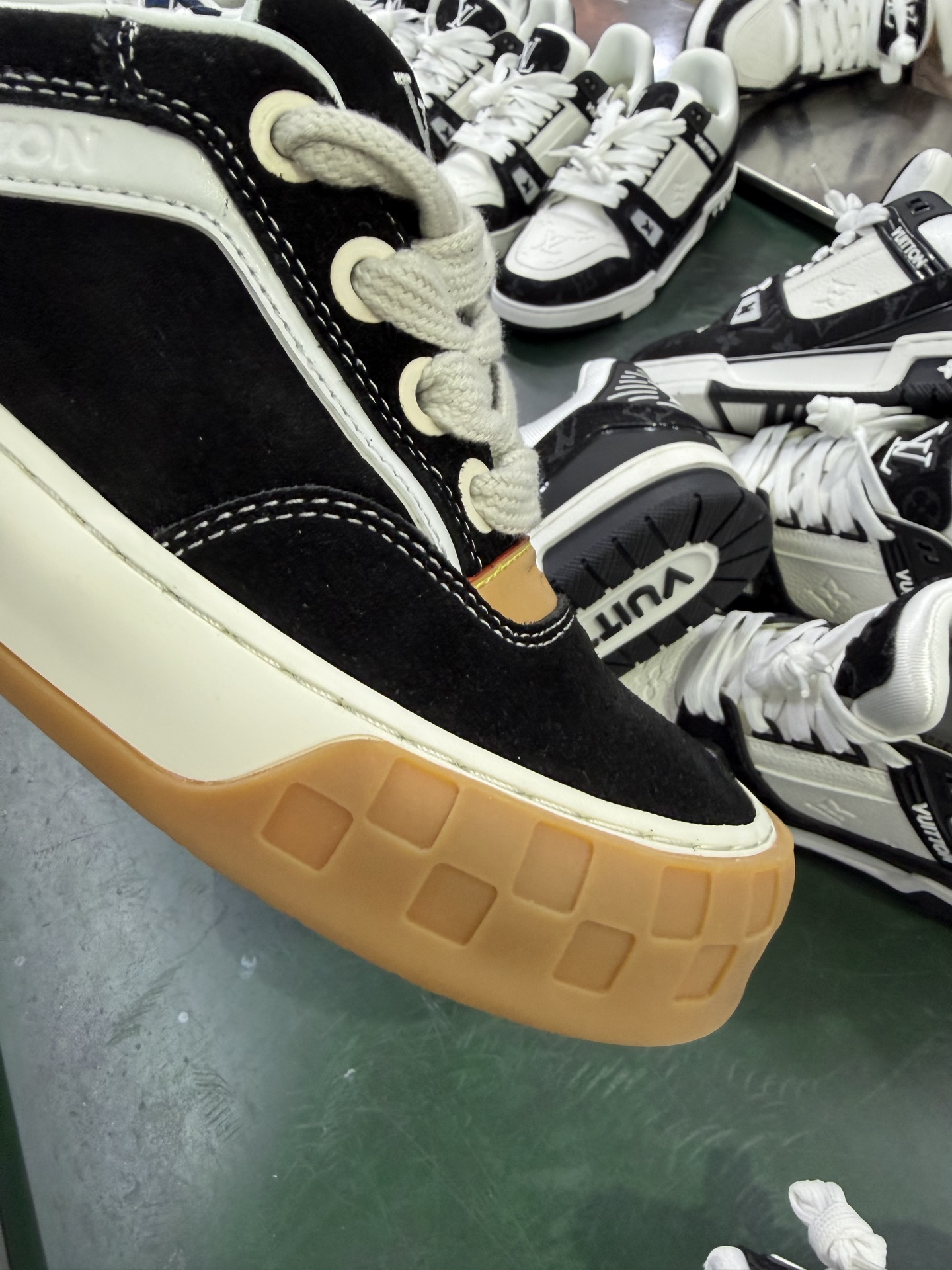 P260LV 路易威登LOUIS VUITTON Tilted Low Sneakers 倾斜系列低帮复古休闲运动文化百搭板鞋-Chinese UA Cheap High Quatity Brand Clothes Bags handbags Sneakers wholesale wholesaler seller from China Factory suppliers Fashion Clothing Shoes best Quality Beautiful Price P260LV 路易威登LOUIS VUITTON Tilted Low Sneakers 倾斜系列低帮复古休闲运动文化百搭板鞋