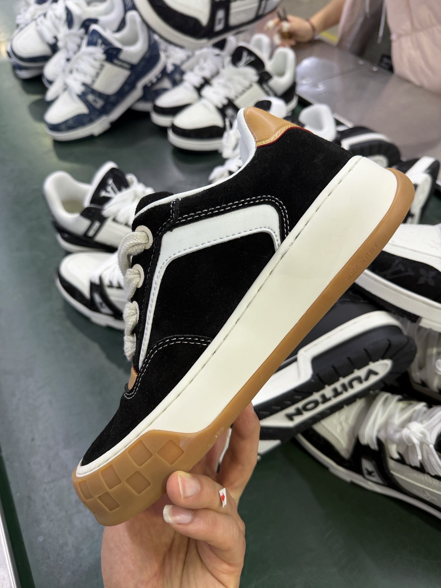 P260LV 路易威登LOUIS VUITTON Tilted Low Sneakers 倾斜系列低帮复古休闲运动文化百搭板鞋-Chinese UA Cheap High Quatity Brand Clothes Bags handbags Sneakers wholesale wholesaler seller from China Factory suppliers Fashion Clothing Shoes best Quality Beautiful Price P260LV 路易威登LOUIS VUITTON Tilted Low Sneakers 倾斜系列低帮复古休闲运动文化百搭板鞋