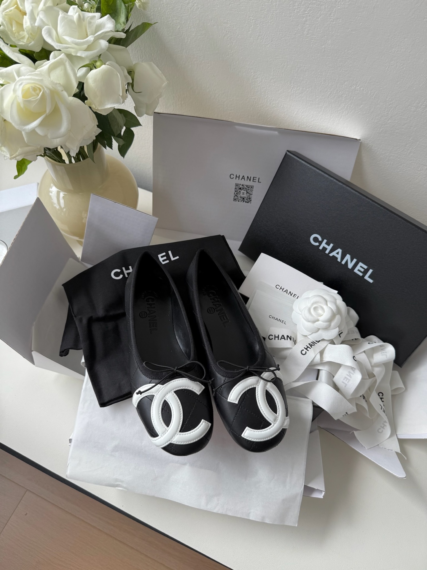 Черные кожаные балетки с логотипом Chanel