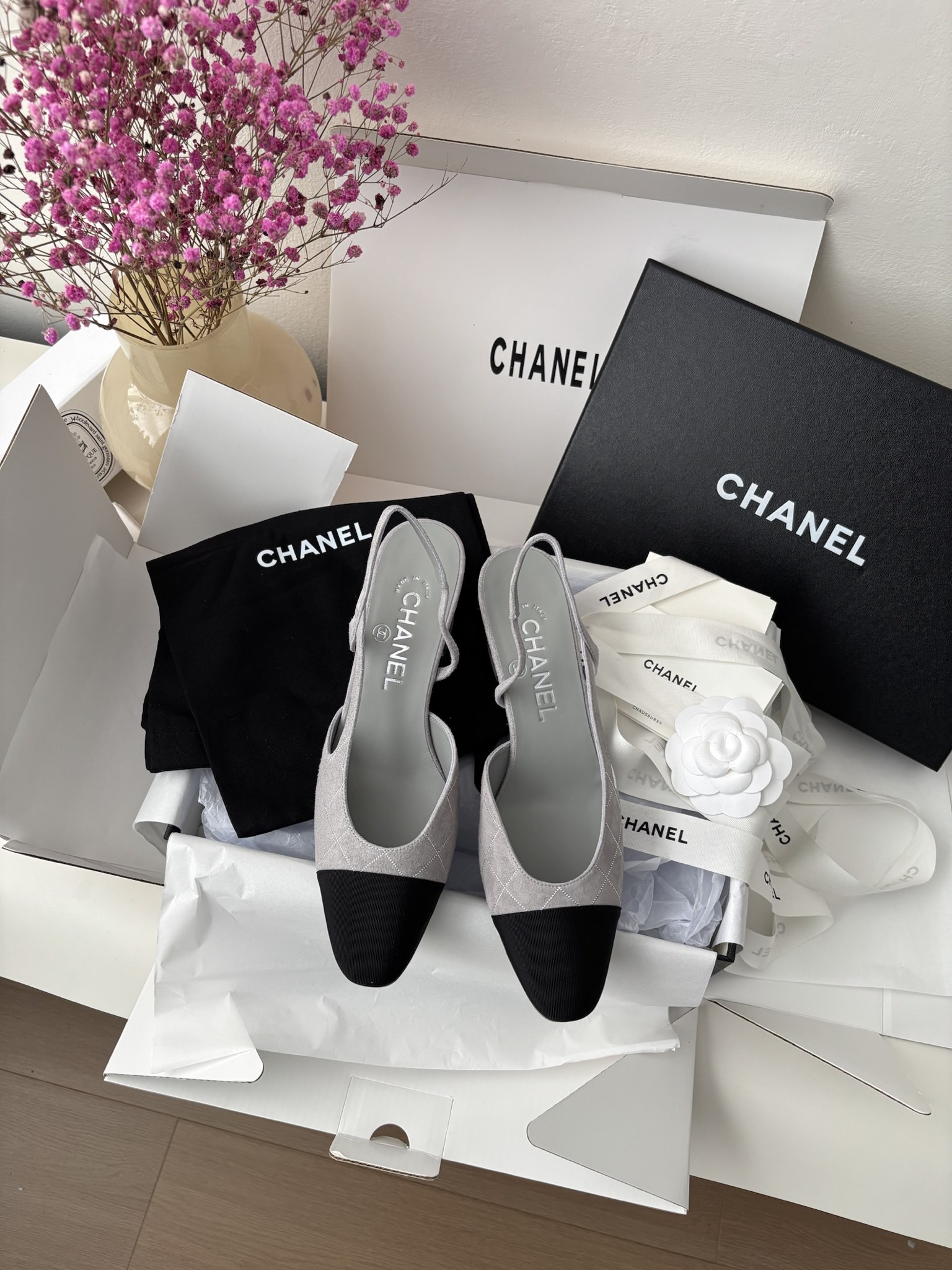 Женские туфли серебристого цвета с черным мысом на устойчивом каблуке Chanel