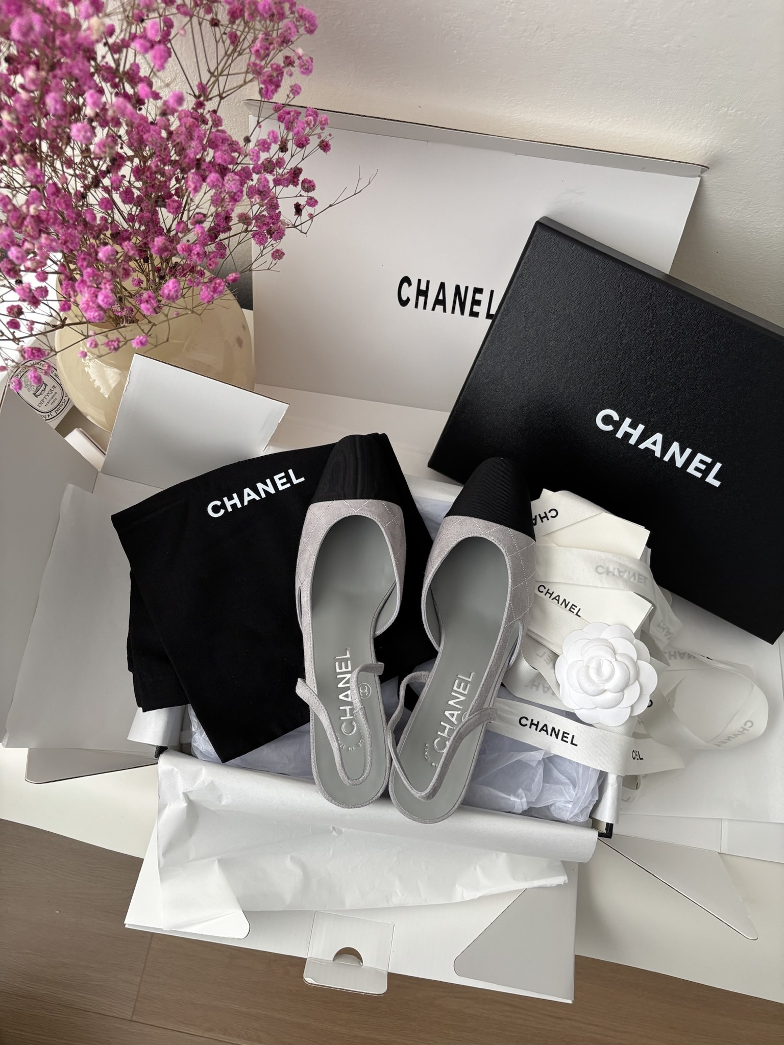 Женские туфли серебристого цвета с черным мысом на устойчивом каблуке Chanel