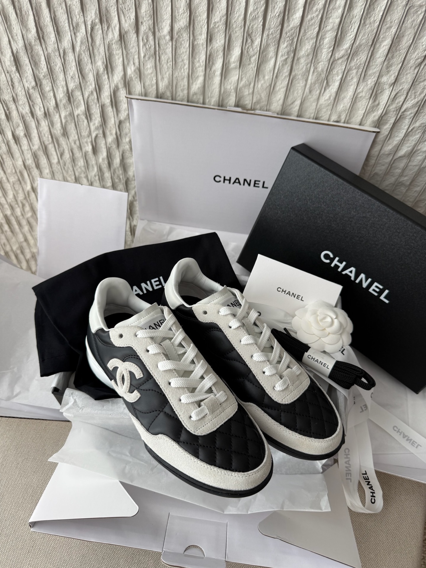 Женские черно-белые кожаные кроссовки Chanel