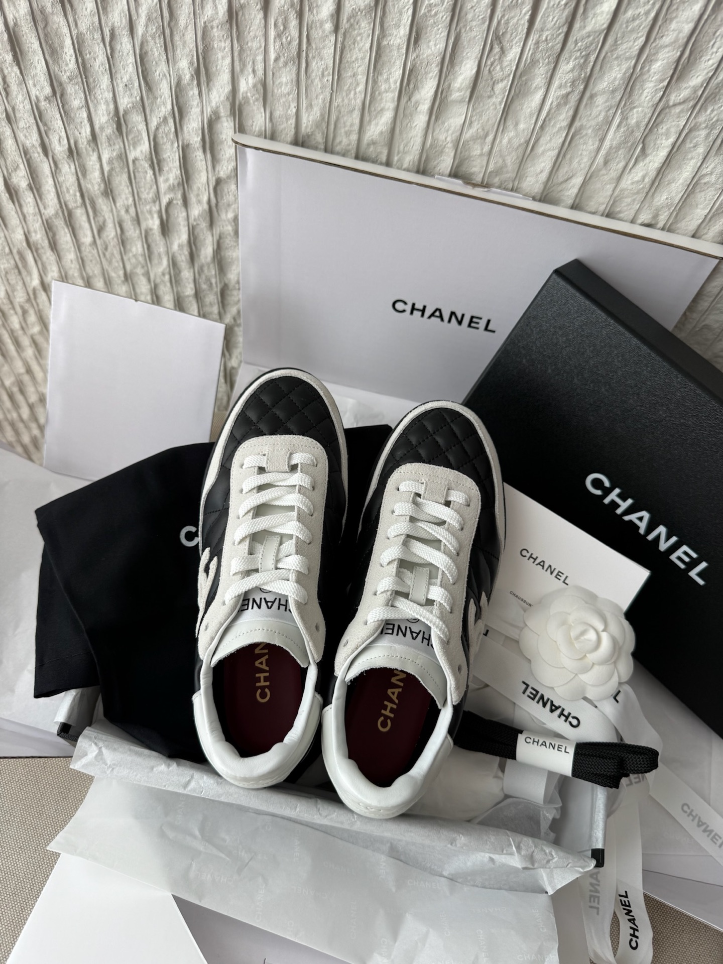 Женские черно-белые кожаные кроссовки Chanel