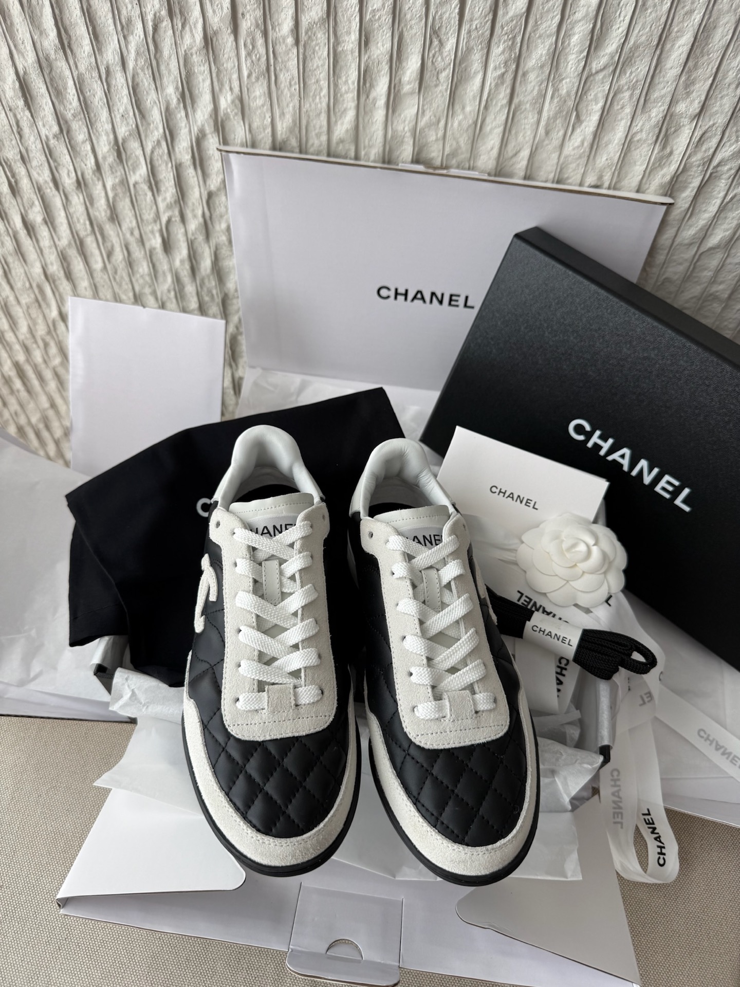 Женские черно-белые кожаные кроссовки Chanel
