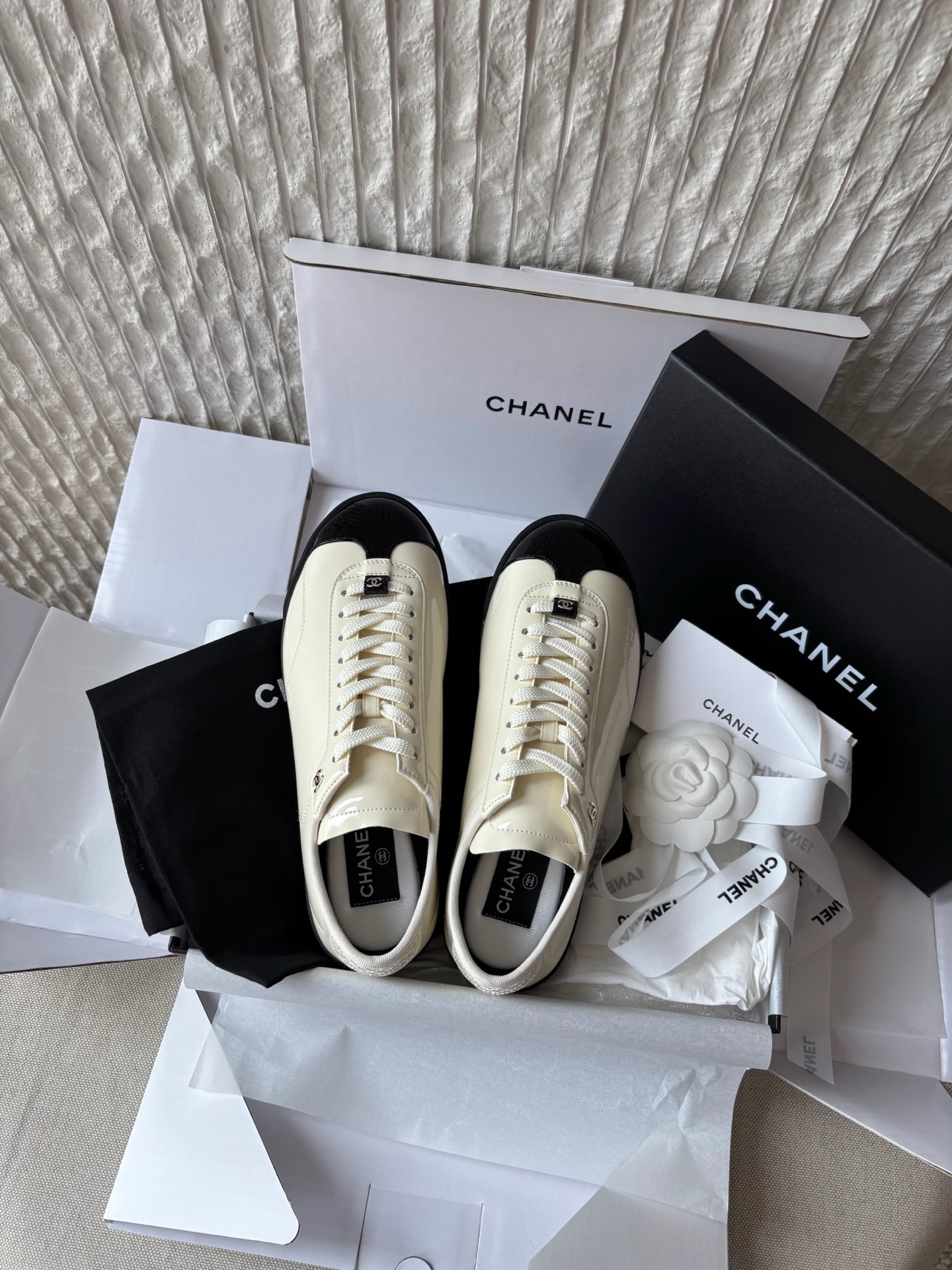 Кроссовки Chanel белые с черным носком