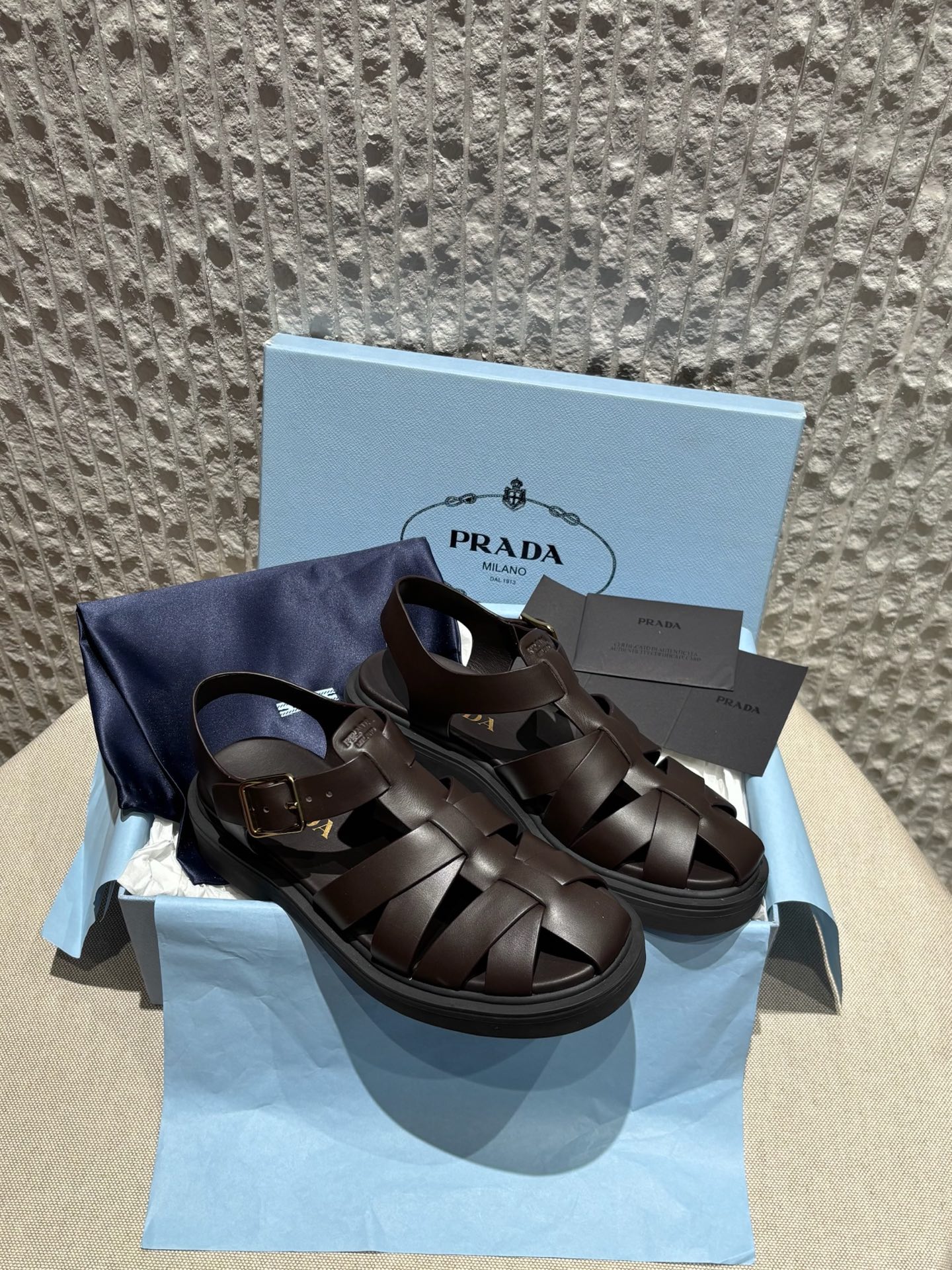 Сандали кожаные Prada
