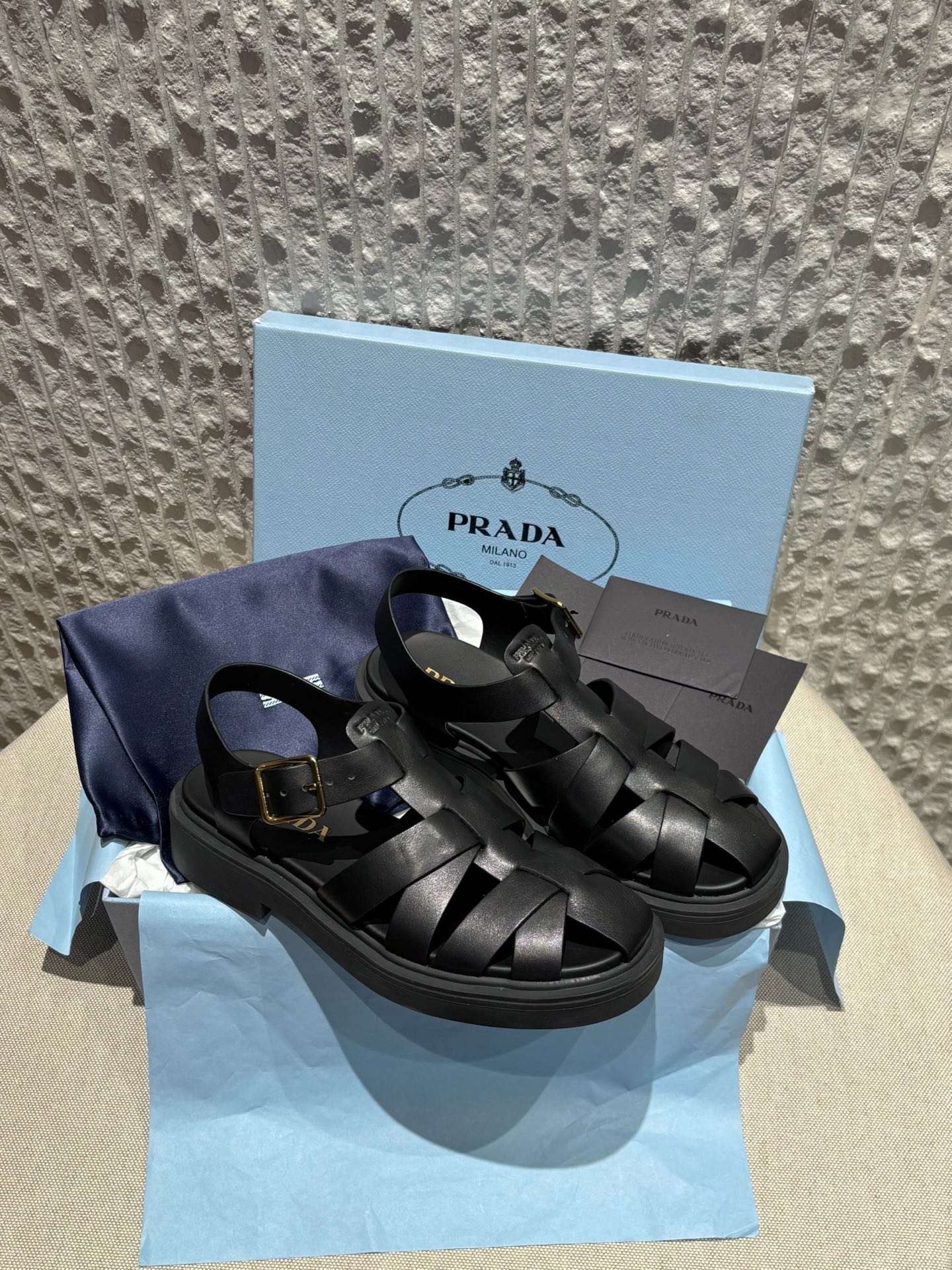 Женские кожаные сандалии черные Prada