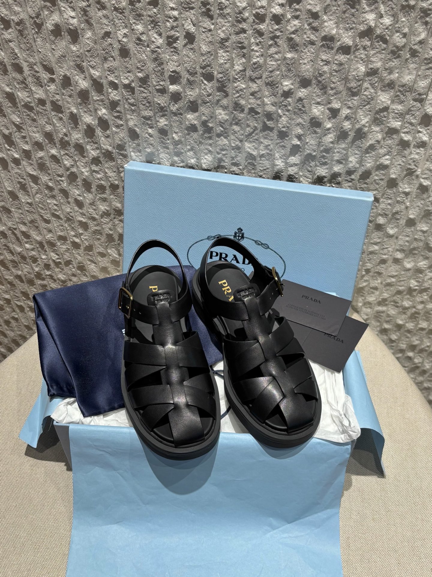 Женские кожаные сандалии черные Prada