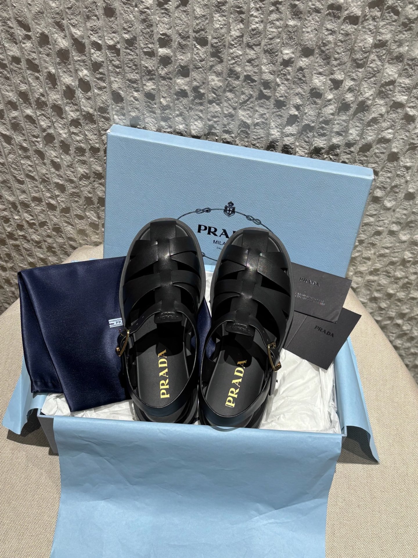 Женские кожаные сандалии черные Prada