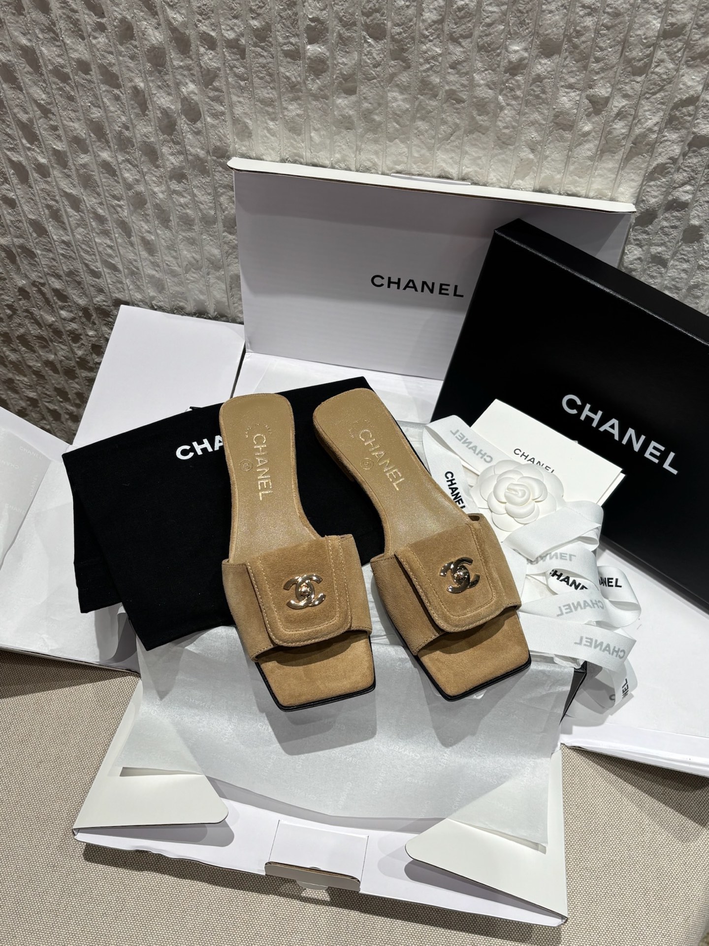 Шлепки Chanel квадратного носа бежевые замшевые