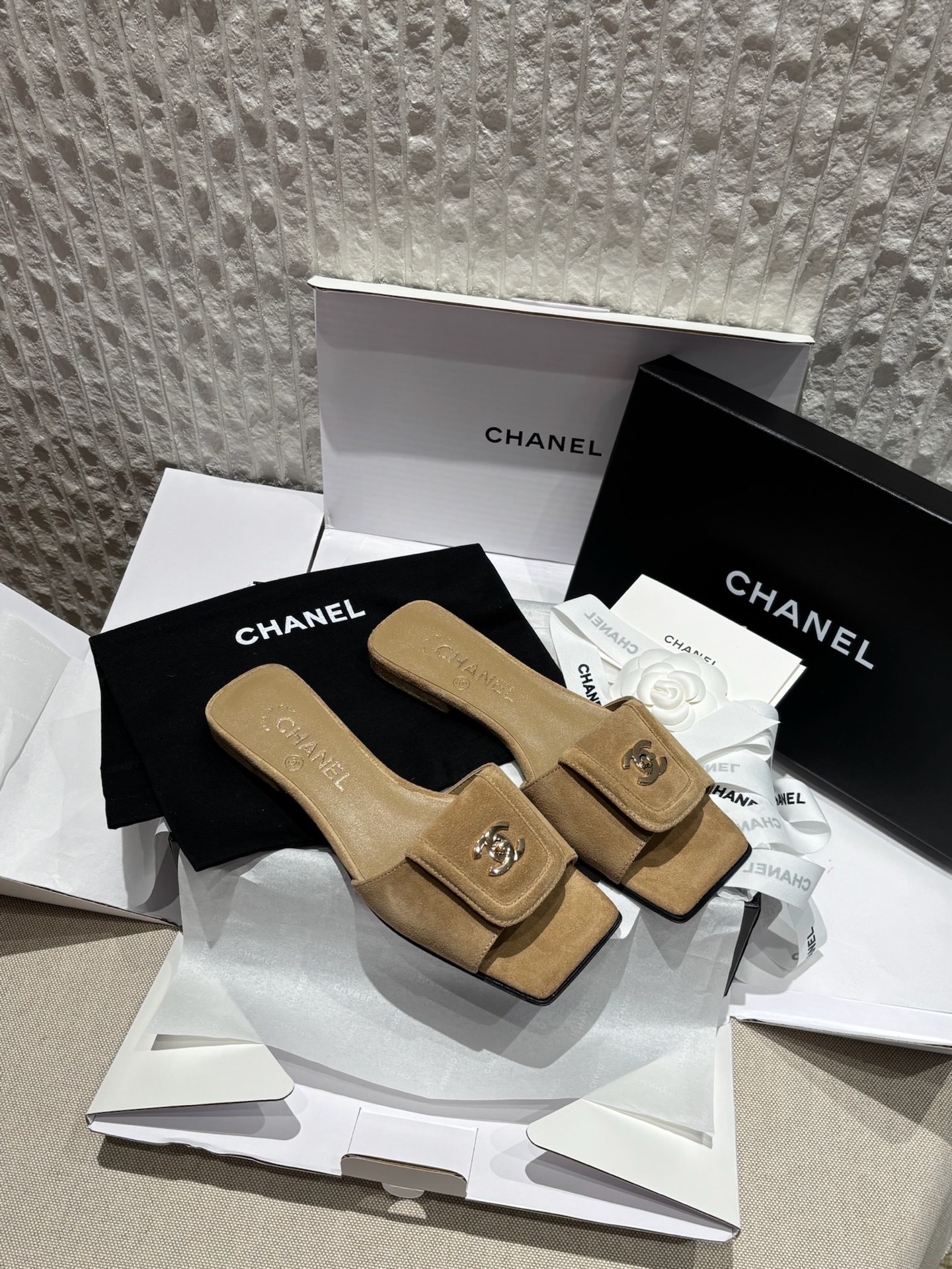 Шлепки Chanel квадратного носа бежевые замшевые