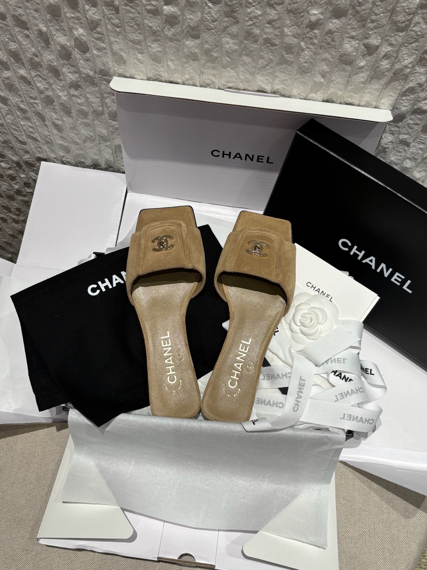 Шлепки Chanel квадратного носа бежевые замшевые