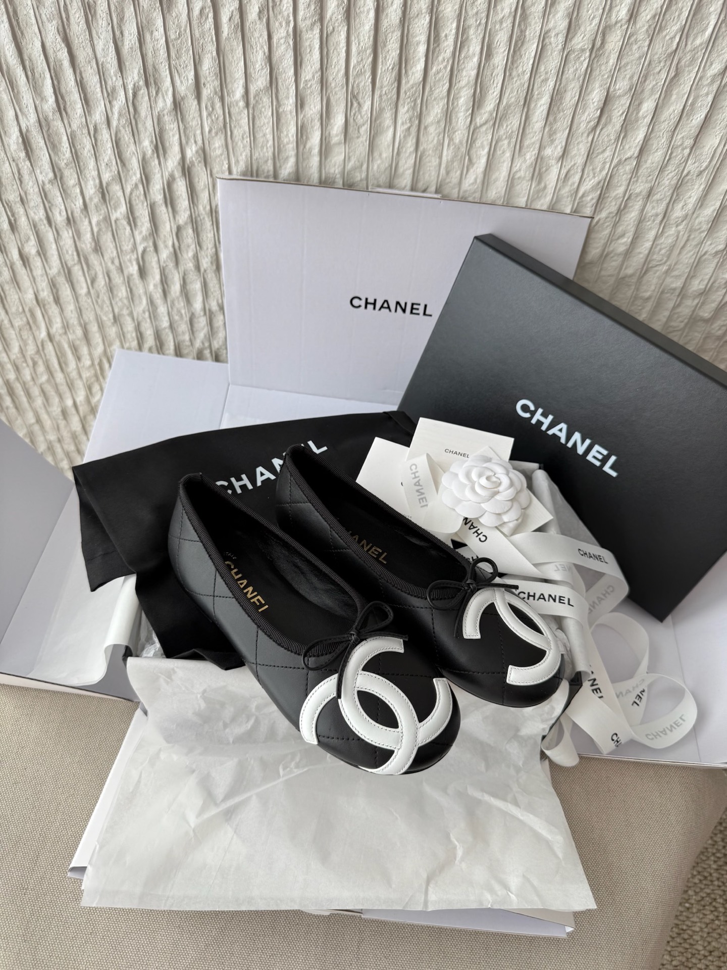 Черные балетки Chanel с контрастным декором