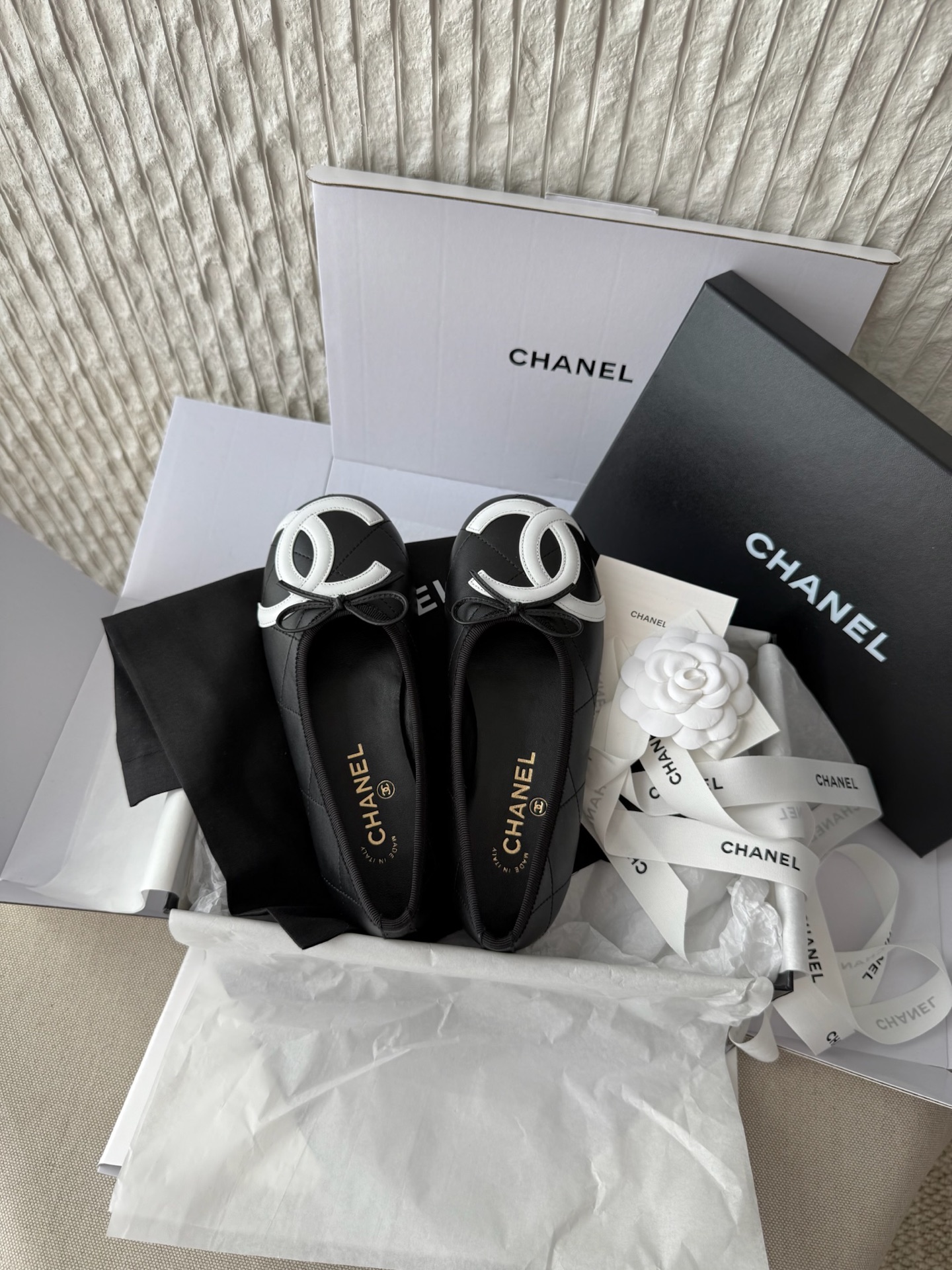 Черные балетки Chanel с контрастным декором