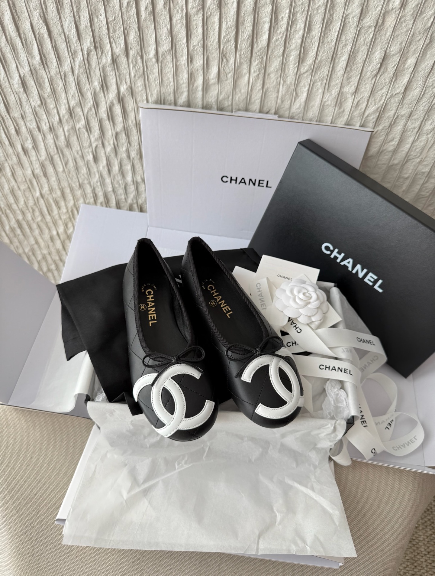 Черные балетки Chanel с контрастным декором
