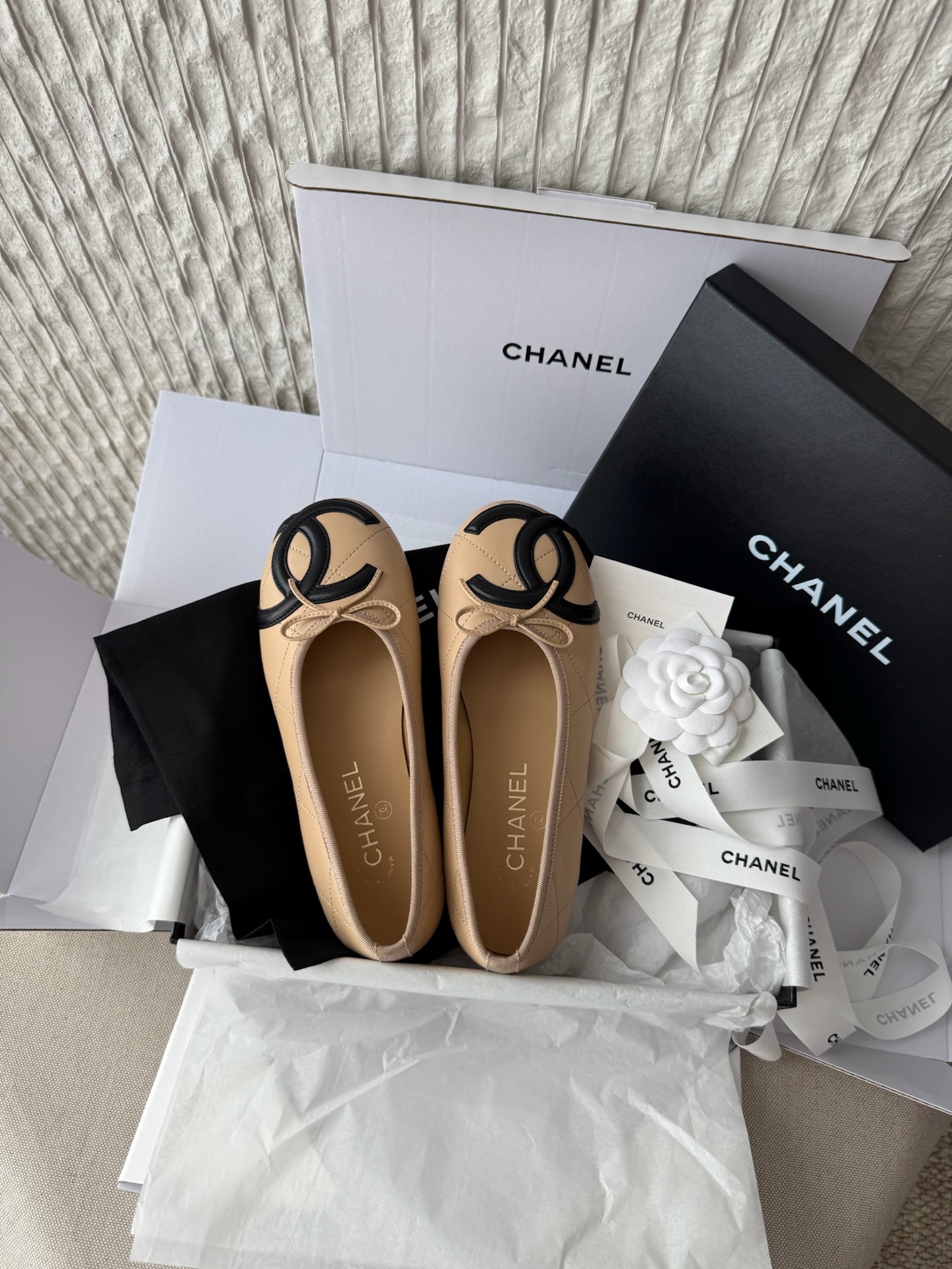 Женские балетки бежевые с декоративным элементом Chanel