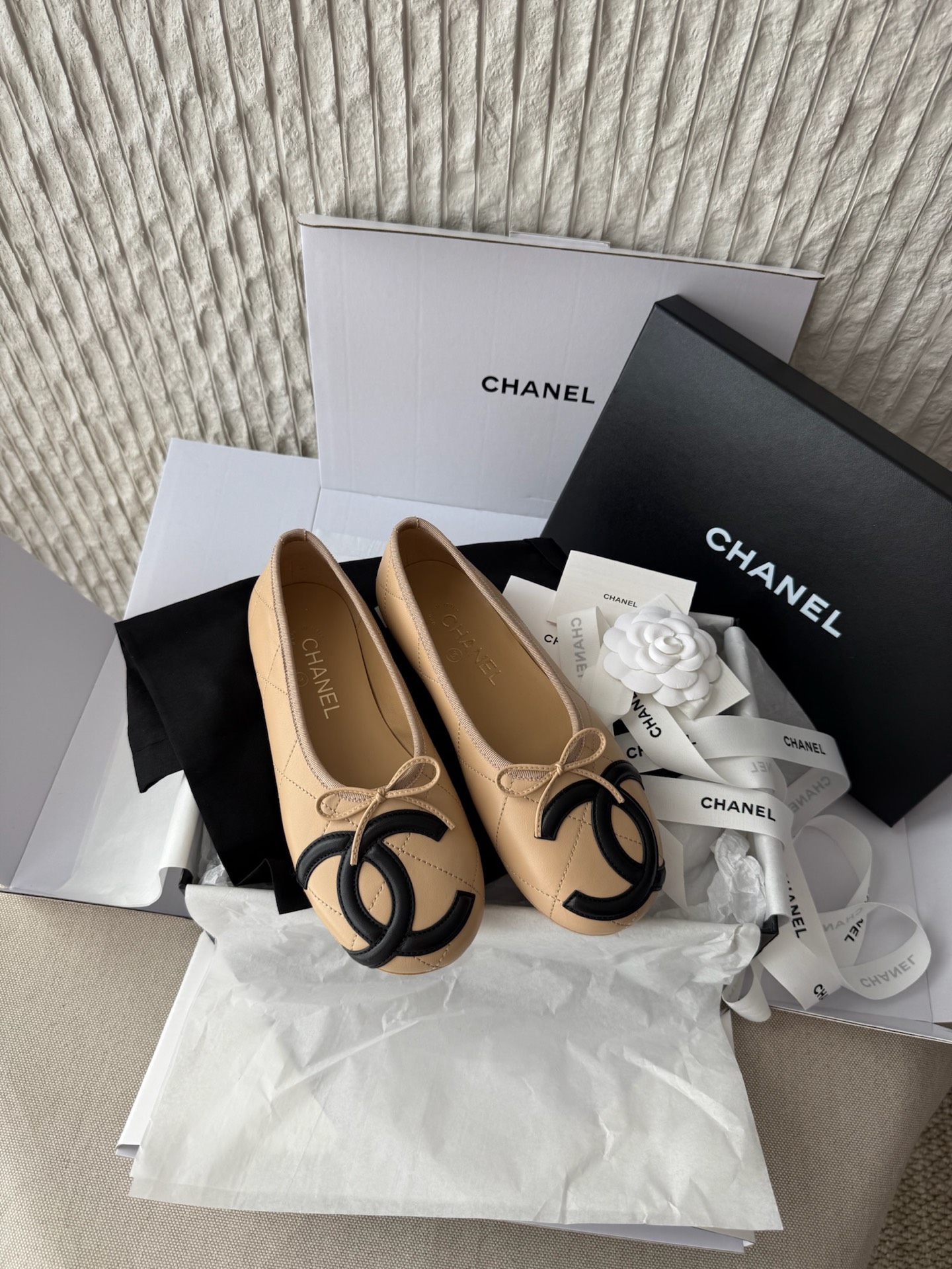 Женские балетки бежевые с декоративным элементом Chanel