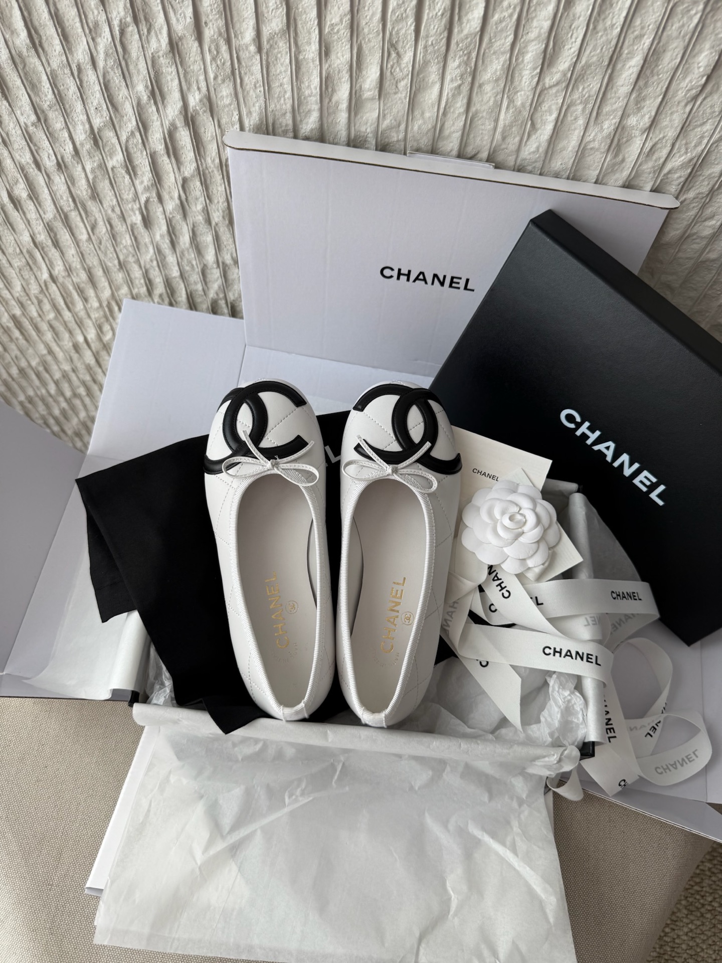Женские белые балетки с декоративным бантом и монограммой Chanel