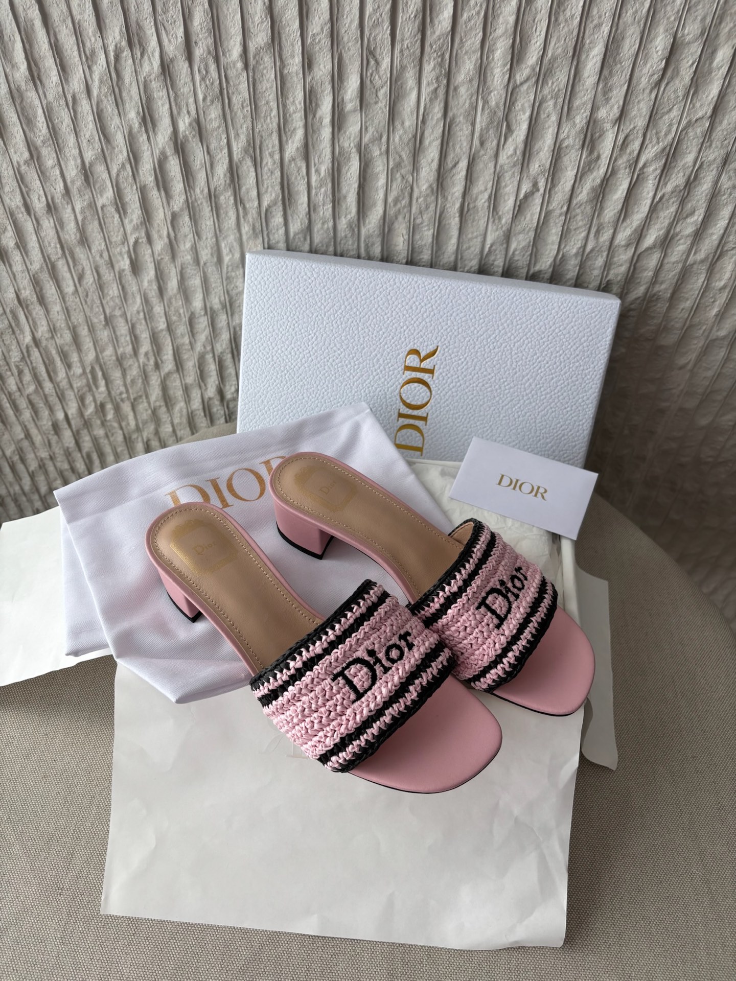 Женские сабо и мюли Dior с вышитым логотипом