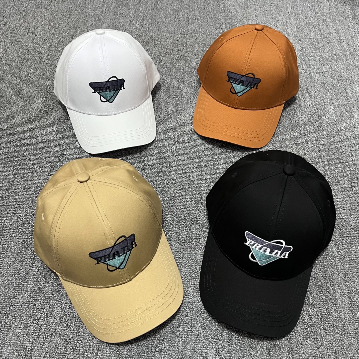 Adulto, Gorra de béisbol de copa dura clásica PRADA 🧢🔥 con logo de triángulo metálico, moderna y versátil, una de las…