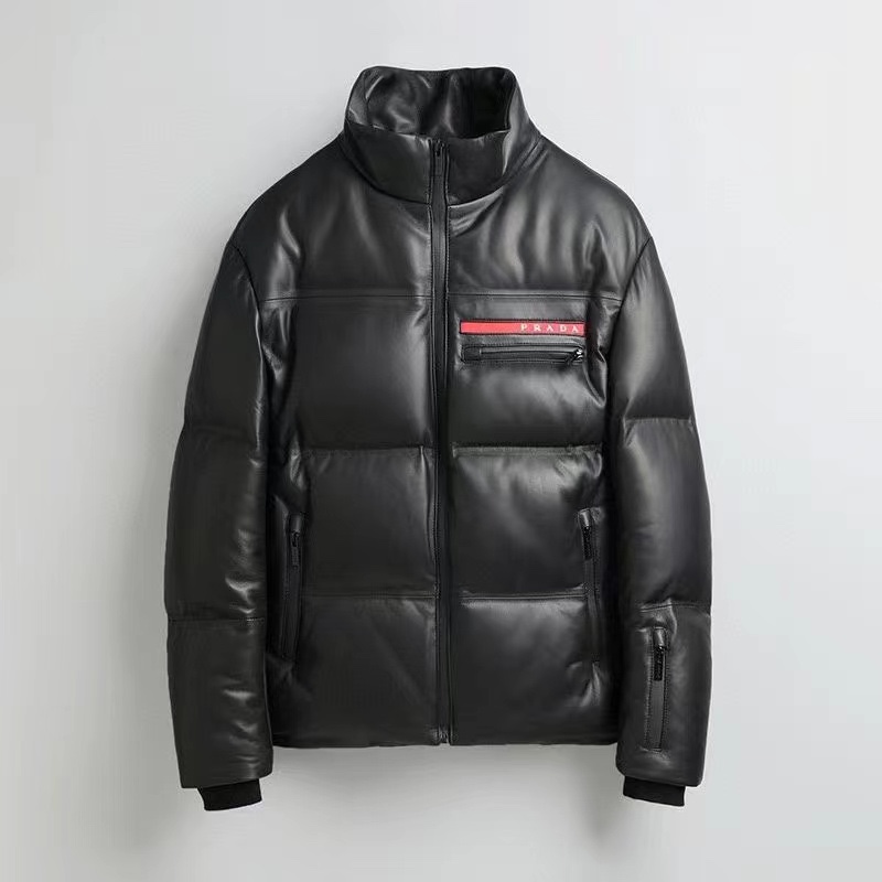 ¡Artículos calientes en stock! La chaqueta clásica P PRADA/Prada es un estilo mejorado de chaqueta de cuero, rellena co…