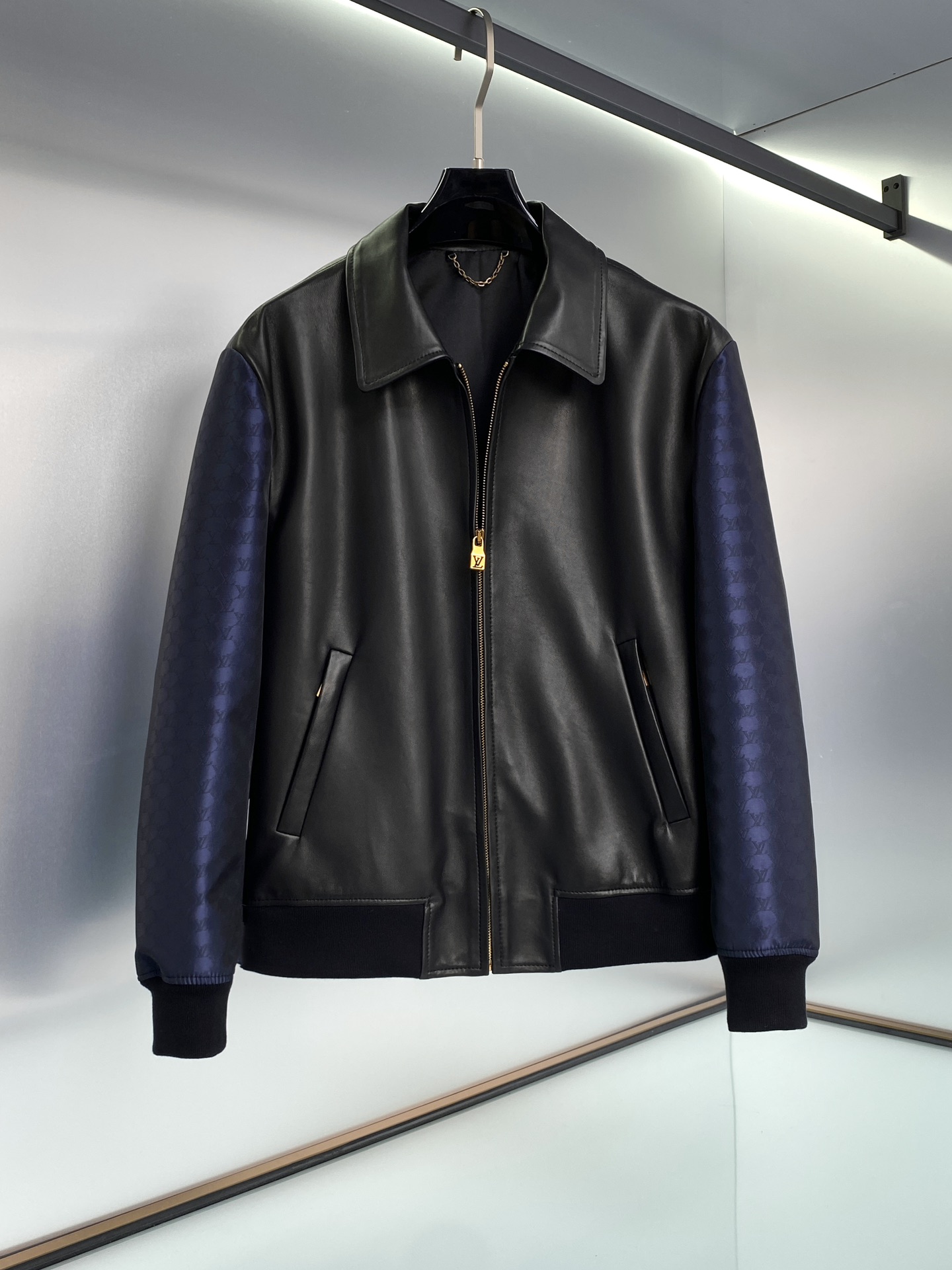 NO:754725,LV 2025 Coat Nylon Patchwork Shirt Collar Zip Lambskin Jacket This jacket is made from soft lambskin, the collection's signature shade, inspired by the nautical world. The sleeves are made from a lightweight technical fabric and jacquard workmanship, featuring the LV fishnet pattern for an original graphic touch with a rainbow effect. This versatile garment is perfect for both elegant and casual looks. Sizes 48-56, Louis Vuitton,jackets & coats,jackets &  coats,shirts,sheepskin,Top Customize119860909LV 2025 外套尼龙拼接衬衫领拉链小羊皮夹克 这款夹克采用柔软的小羊皮制成,是该系列的标志性色调,灵感来自航海世界.袖子采用轻盈的科技面料和提花工艺制成,饰有LV渔网图案,营造出带有彩虹效果的原始图形触感.这款百搭服装非常适合打造优雅和休闲的造型.尺码48-56,,louis vuitton,jackets & coats,jackets & coats,shirts,sheepskin,Top Customize1,Men's clothing