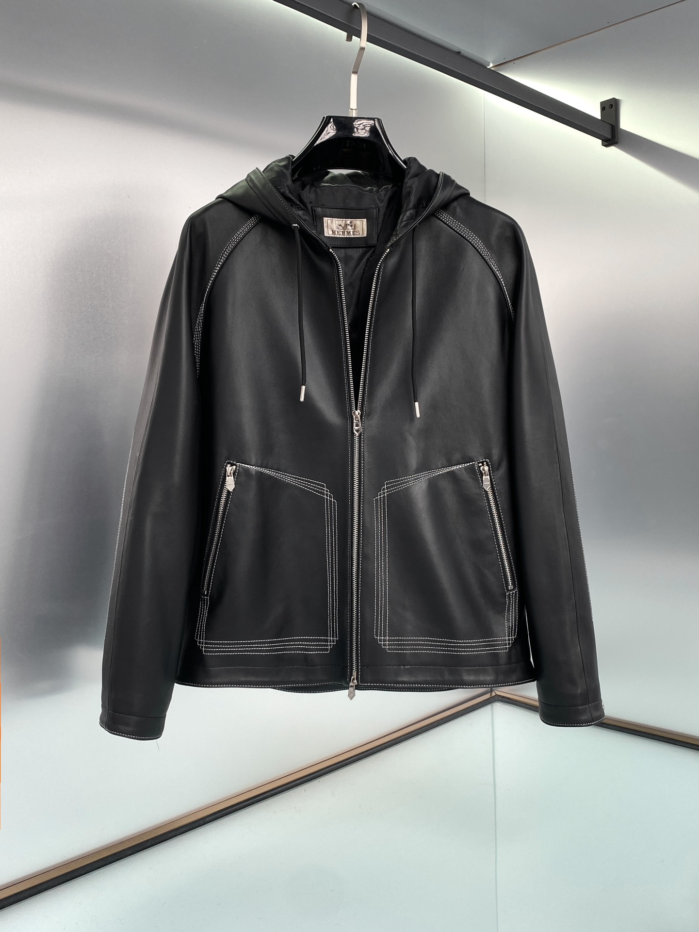 NO:701602,Ready for sale!  H Hermès men's hooded jacket, heavy-duty high-end product, new model for the 25 autumn and winter show, officially sold simultaneously, high-frequency matching style in posters and albums, a star-level item!  As a must-have signature type every season, it is enough to prove its super popularity and status. Whether it is fashion week street photography or major brand shows, it has its own popularity. The excellent version has a modern design, and it is a jacket with a full sense of style!  The H family has always been a high-luxury line, with irregular contrasting white thread embroidery all over the body, enhancing the sense of fashion and emphasizing details and quality!  There is no doubt that this single leather jacket will be the signature piece of the H family this autumn and winter. It has pearl-colored hardware pullers, H original 1:1 industrial size zippers, and H original jacquard lining. The overall design follows the H family's genetic aesthetics, with an improved hooded shape and a distinctive logo. It is retro and age-reducing and very fashionable. The cuffs and hem are also decorated with contrasting white lines, full of youthfulness and vitality, and the fashion level instantly soars!  Sizes 48–56,,hermes,jackets & coats,jackets & coats,leather jacket,hats,Top Customize119860909现货发售！H家爱马仕男士连帽夹克外套,重磅高端臻品,25 秋冬秀场新款,官方同步售卖,海报画册高频搭配款,属于明星级的一款单品！ 作为每季必出的招牌类型,足以印证其超强的人气和地位,无论时装周街拍还是各大品牌秀场都自带热度,优良的版型兼具现代感的设计,造型感十足的一款外套！ H家一直是高奢路线,全身不规则的撞色白线绣花,增强时尚感,强调得是细节与品质！毋庸置疑,这款单品皮衣必是今年秋冬H家的招牌担当.珍珠粒色的五金拉头,H 原版1:1 工码拉链,H原版提花里布 通体设计沿袭了H家的基因美学,改良式的连帽造型,辨识度鲜明标志,复古减龄又非常时髦,袖口与下摆同样运用撞色白线装饰,充满年轻态及活力感时髦度瞬间飙升！ 尺码48–56,,hermes,jackets & coats,jackets & coats,leather jacket,hats,Top Customize1,Men's clothing