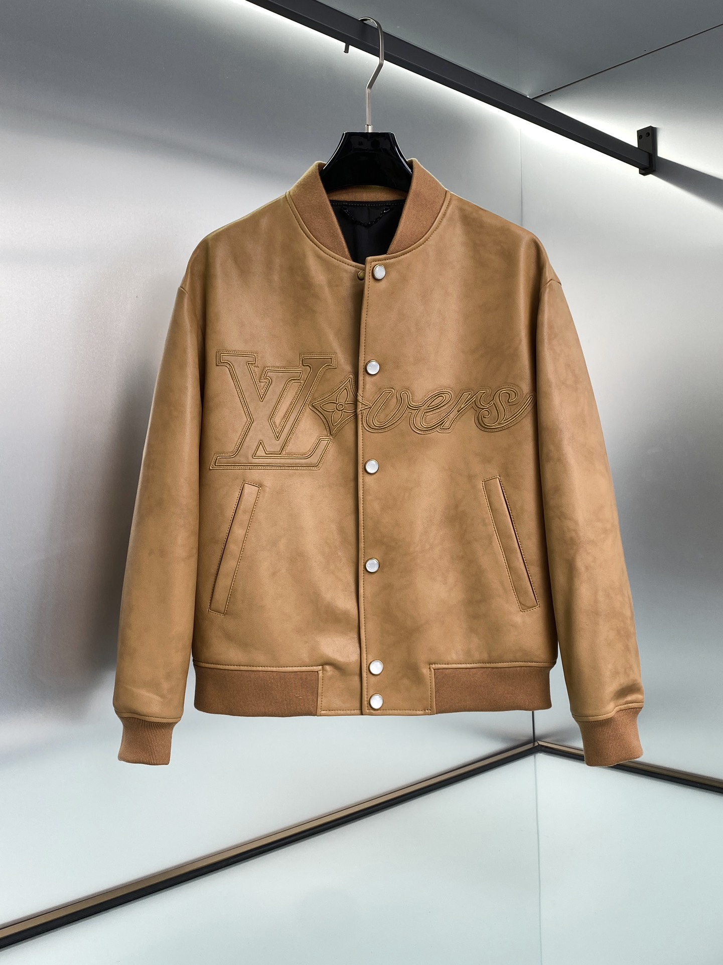 NO:754722,1V FW24 Prefall DL2 Series Lambskin embroidered baseball jacket Pearl buttons Versatile appliqué embroidery on the chest Lovers logo embroidery, and then use pearlescent snap buttons to sublimate the casual style, can easily control various styles Sizes 48-56,,versace,jackets & coats,sheepskin,Top Customize1198609091V FW24 Prefall DL2 系列 小羊皮刺绣棒球夹克 珍珠纽扣 百搭贴花刺绣于胸前抒写 Lovers 标识刺绣,再以珠光按扣升华闲适格调,可轻松驾驭各式造型 尺码48-56,,versace,jackets & coats,sheepskin,Top Customize1,Men's clothing