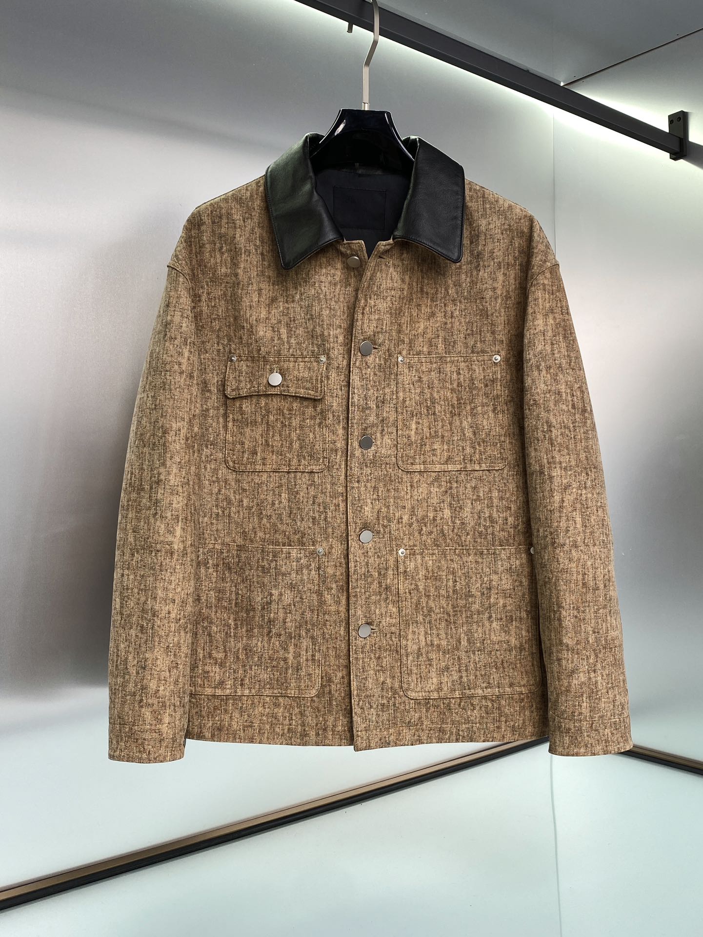 Chaqueta de piel de becerro Prada, la tecnología de impresión digital por transferencia de agua 5D combina a la perfecc…