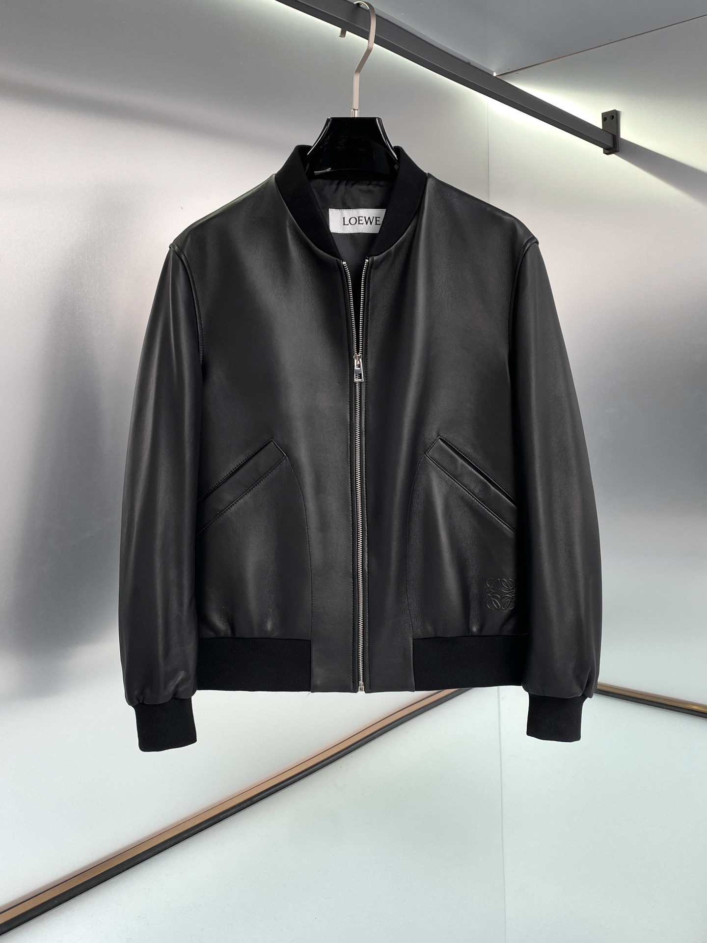 NO:675319,LOEWE/Loewe's original men's sheepskin baseball style leather jacket, the latest early spring leather jacket, with heavy-duty embossed brand logo technology!  Heavy-duty pure bloodline, counters worth RMB 40,000+, hardware accessories for customers. As a basic business casual model, the quality can be imagined. The simple and elegant style, craftsmanship quality and tailoring design are all top-notch. It is light, capable and fashionable and elegant. This kind of item is indispensable in the wardrobe. High-quality sheepskin, the leather is delicate and shiny, both style and quality are very in line with the requirements of modern cities. It is recommended to buy. Sizes 48-56  Style number 2017024,,loewe,loewe,jackets & coats,jackets & coats,leather jacket,sheepskin,Top Customize119860909LOEWE/罗意威原单男士绵羊皮棒球款皮衣外套,早春最新款皮夹克,重工压印品牌logo工艺！重磅纯正血统,专柜四万+级别,客供五金配饰 作为基础的商务休闲款,品质可想而知,简约大气的款型,工艺品质及剪裁设计都堪称一流,轻熟干练且时尚优雅的风格,这样的单品是衣橱不能缺少的,优质绵羊皮,皮质细腻有光泽,无论款型还是品质都非常符合现代都市的要求,推荐必入.尺码48-56 款号2017024,,loewe,loewe,jackets & coats,jackets & coats,leather jacket,sheepskin,Top Customize1,Men's clothing