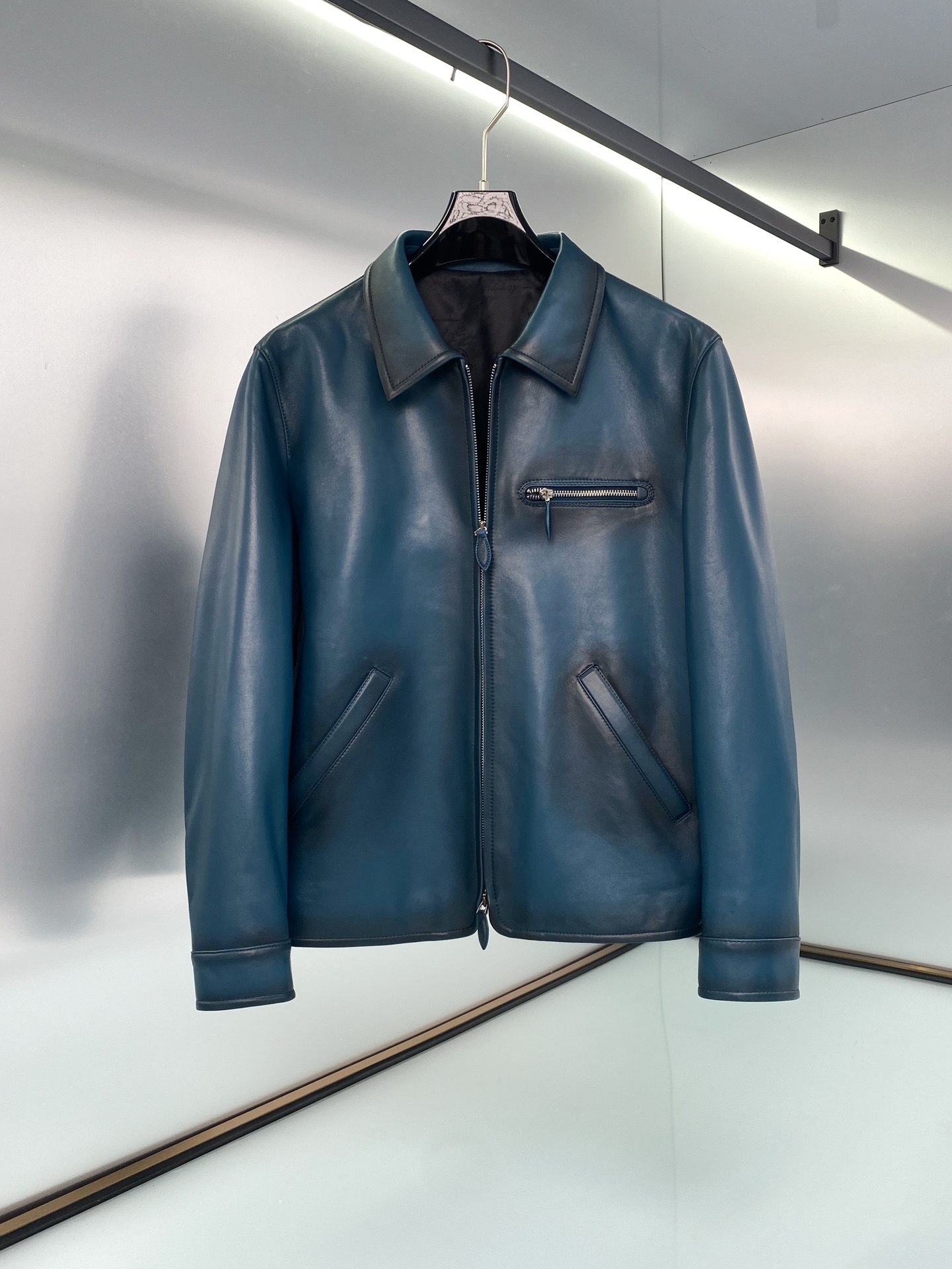 NO:754707,Berluti Calfskin Conversion 1 Jour Short Jacket Two-way zip closure with 1jour zipper pull One front 1Jour pocket Leather Scritto pattern embossed collar underlay with two metal buckles at cuffs Two leather snap buttons Interior features Fully lined in Scritto pattern jacquard cupro Embossed lambskin label Sizes 48-56,,jackets & coats,cowhide,sheepskin,Top Customize119860909Berluti 小牛皮转色1 Jour短夹克 双向拉链开合带有1jour拉链头一个正面1Jour口袋 皮革Scritto图纹压花领衬底部饰有两个金属搭扣袖口两个皮革按扣 内部特征 Scritto图纹提花铜氨全衬里 压花小羊皮标签 尺码48-56,,jackets & coats,cowhide,sheepskin,Top Customize1,Men's clothing