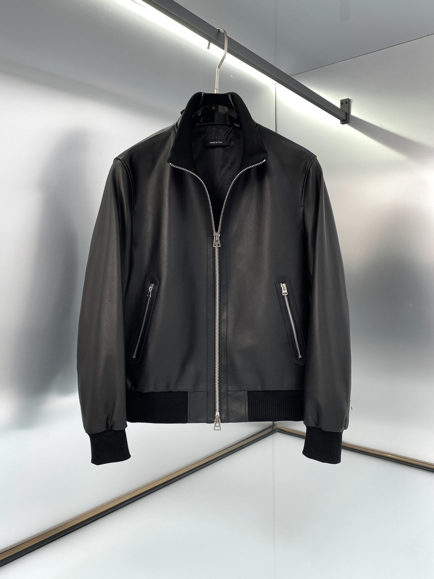 TOM FORD chaqueta de aviador clásica de cuello alto negra, ¡este es el representante del estilo de aviador retro! Esta …